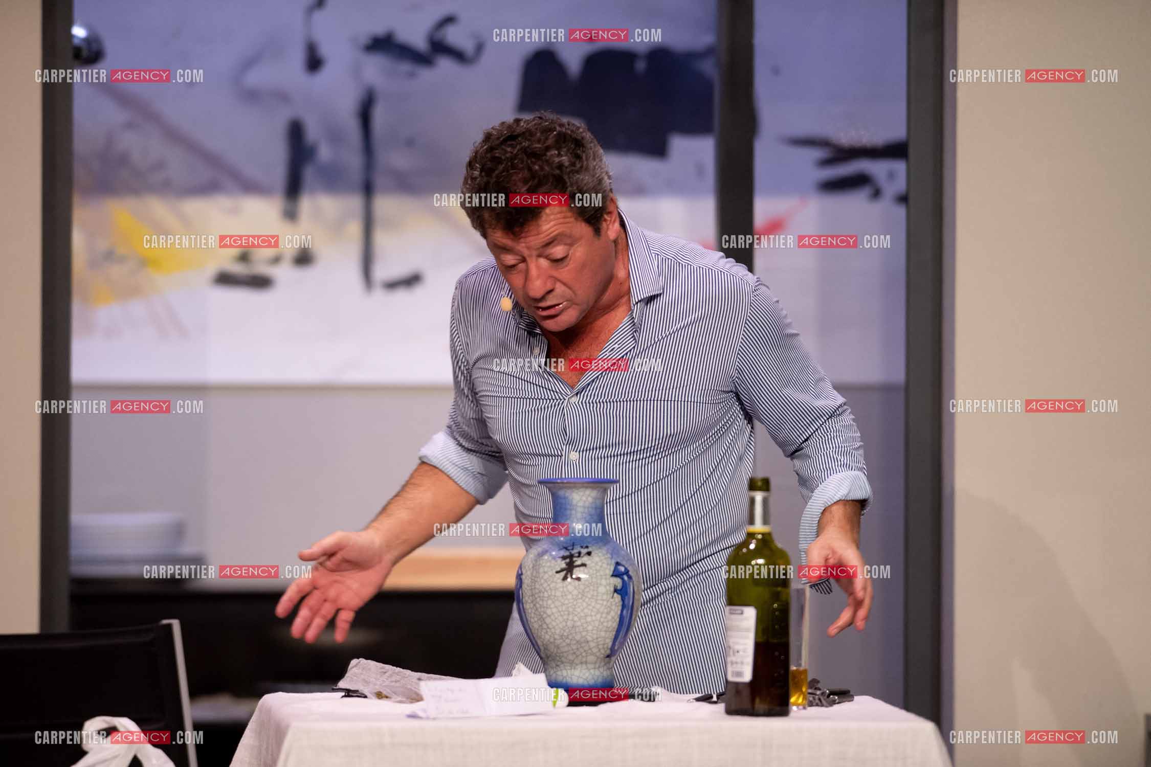 Eric Carrière et Francis Ginibré les deux humoristes Français formant le duo “Les Chevaliers Du Fiel“ au théâtre de Paris à Avignon.    ( Exclusif )