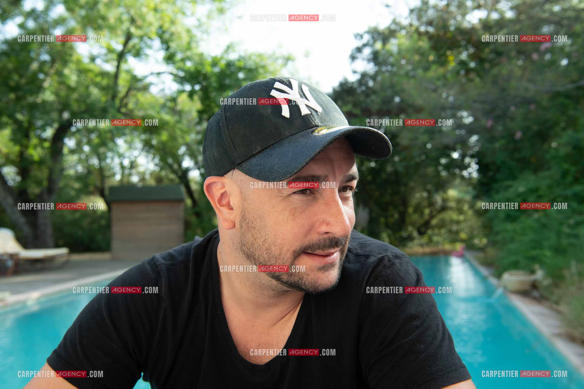 L'humoriste Anthony Joubert en tournée sur le sud de la France en profitant de quelques vacances au bord de la piscine.   ( Exclusif )