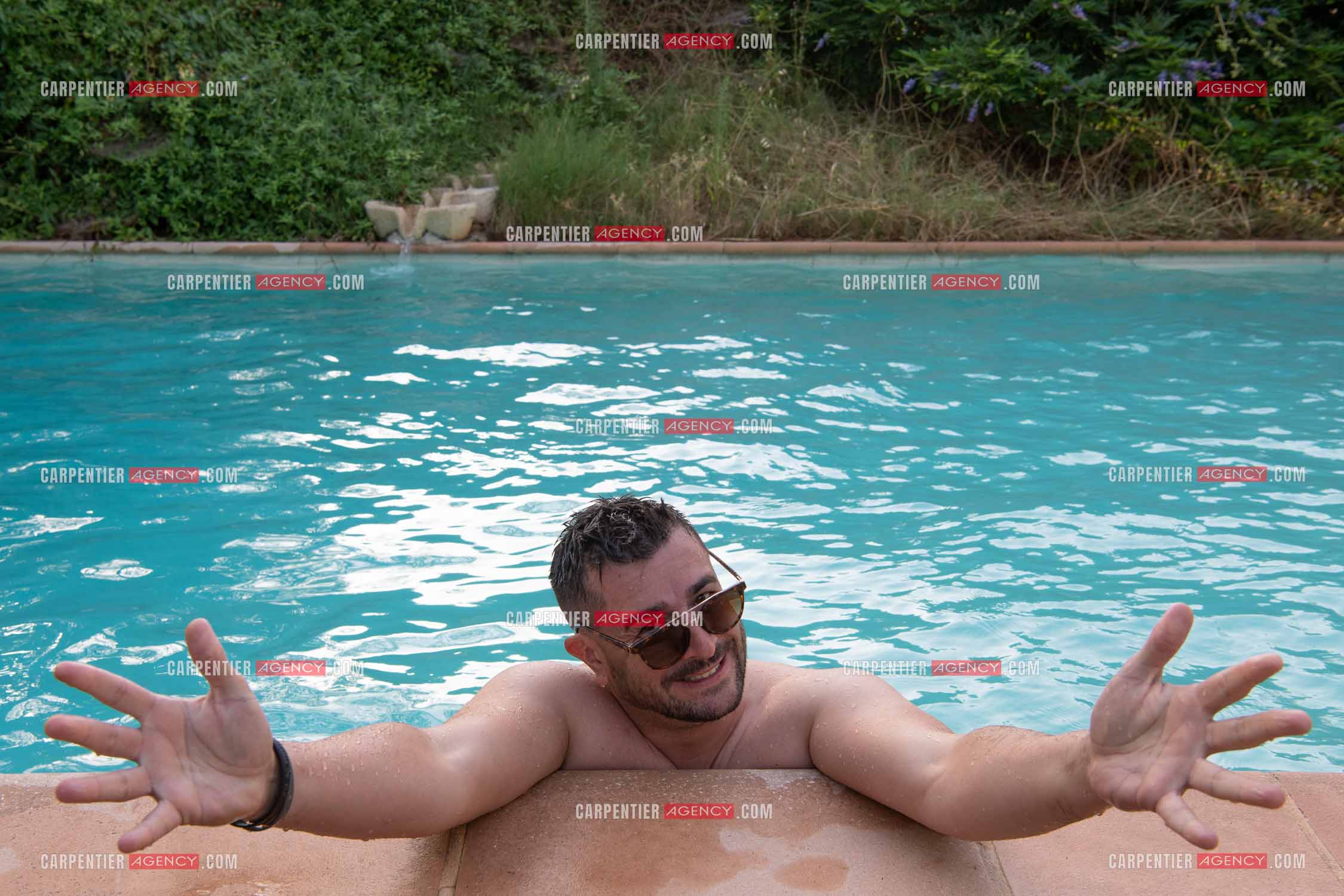 L'humoriste Anthony Joubert en tournée sur le sud de la France en profitant de quelques vacances au bord de la piscine.   ( Exclusif )