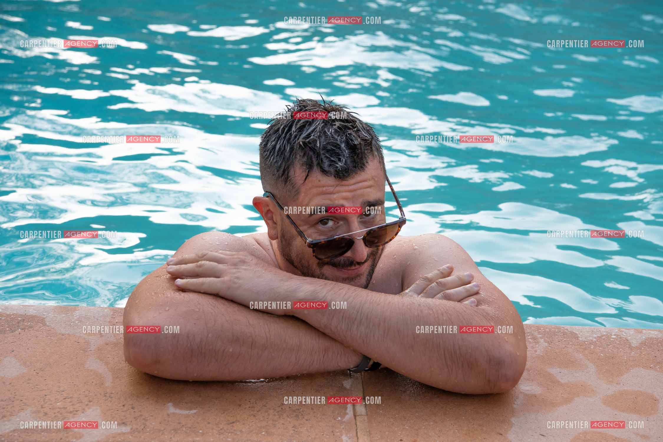 L'humoriste Anthony Joubert en tournée sur le sud de la France en profitant de quelques vacances au bord de la piscine.   ( Exclusif )