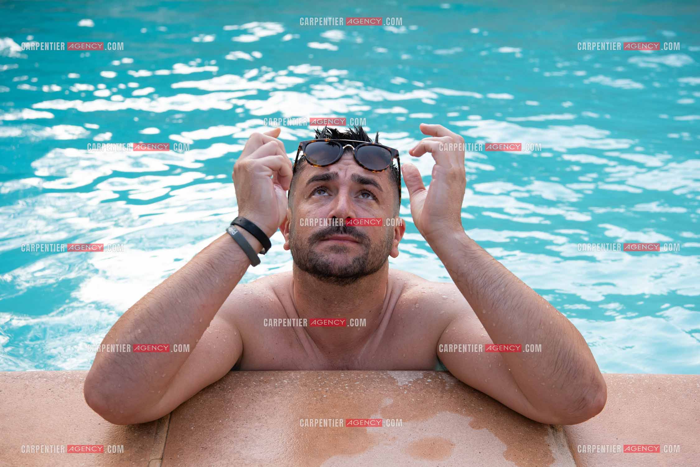 L'humoriste Anthony Joubert en tournée sur le sud de la France en profitant de quelques vacances au bord de la piscine.   ( Exclusif )