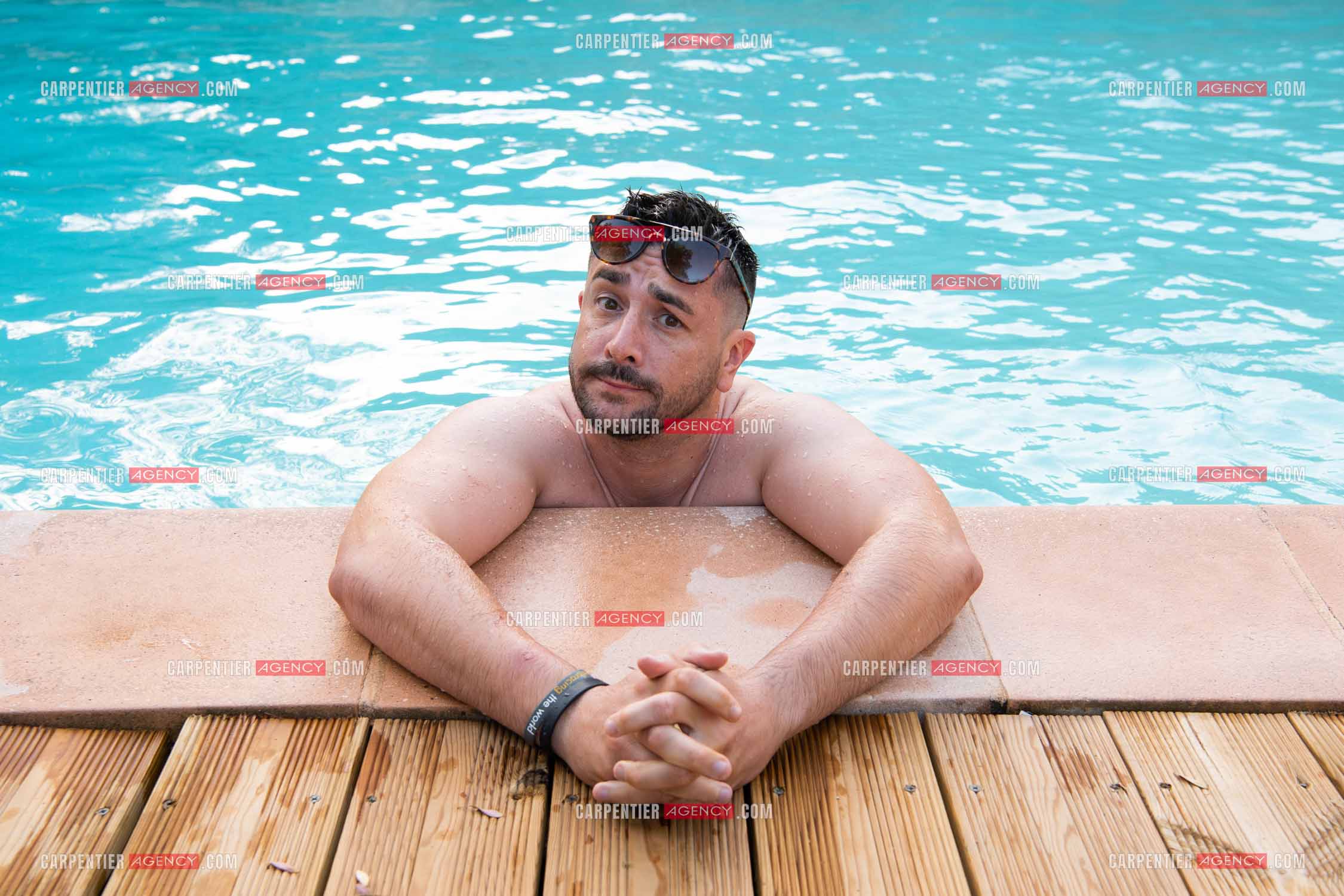 L'humoriste Anthony Joubert en tournée sur le sud de la France en profitant de quelques vacances au bord de la piscine.   ( Exclusif )