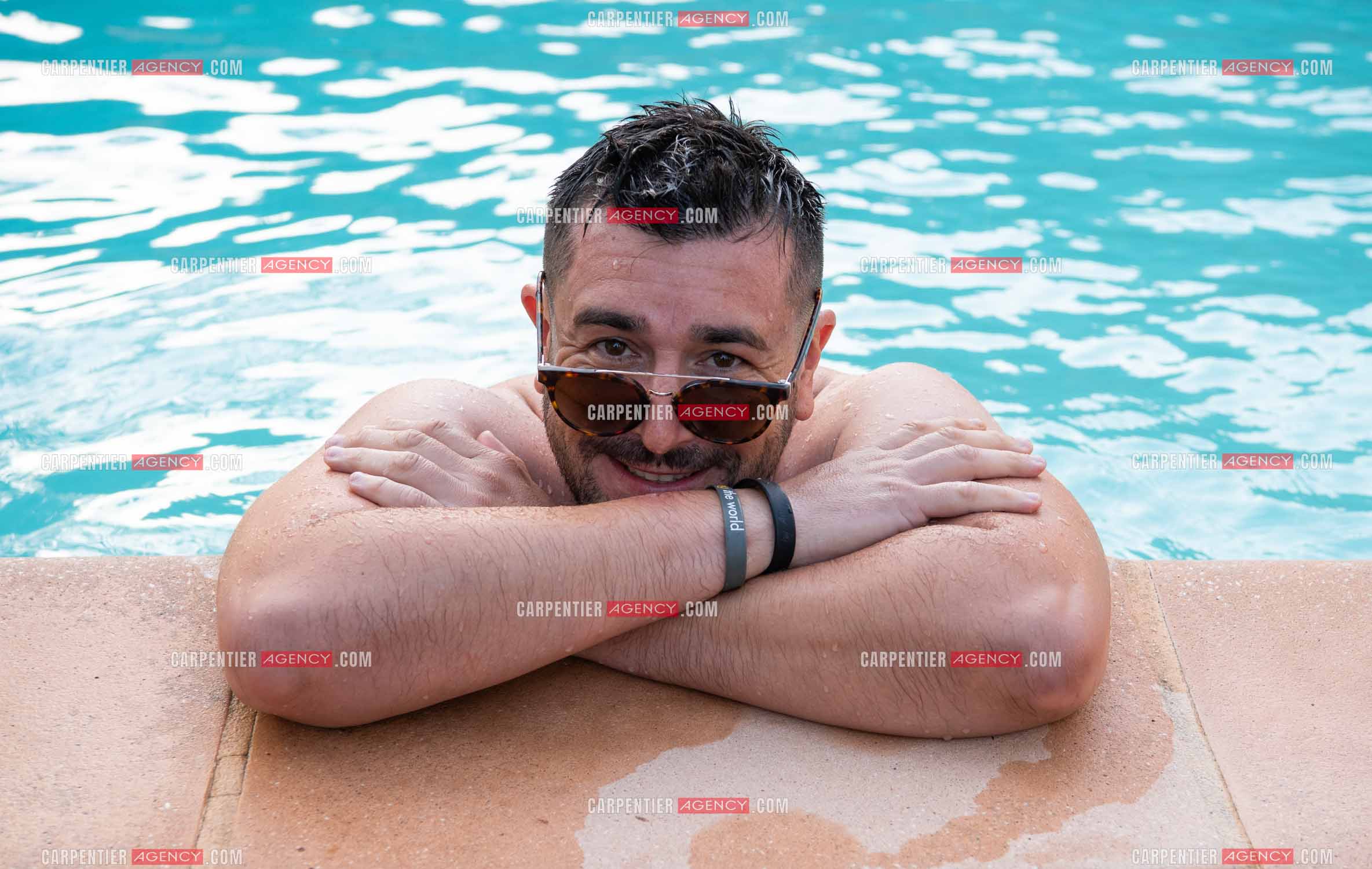 L'humoriste Anthony Joubert en tournée sur le sud de la France en profitant de quelques vacances au bord de la piscine.   ( Exclusif )