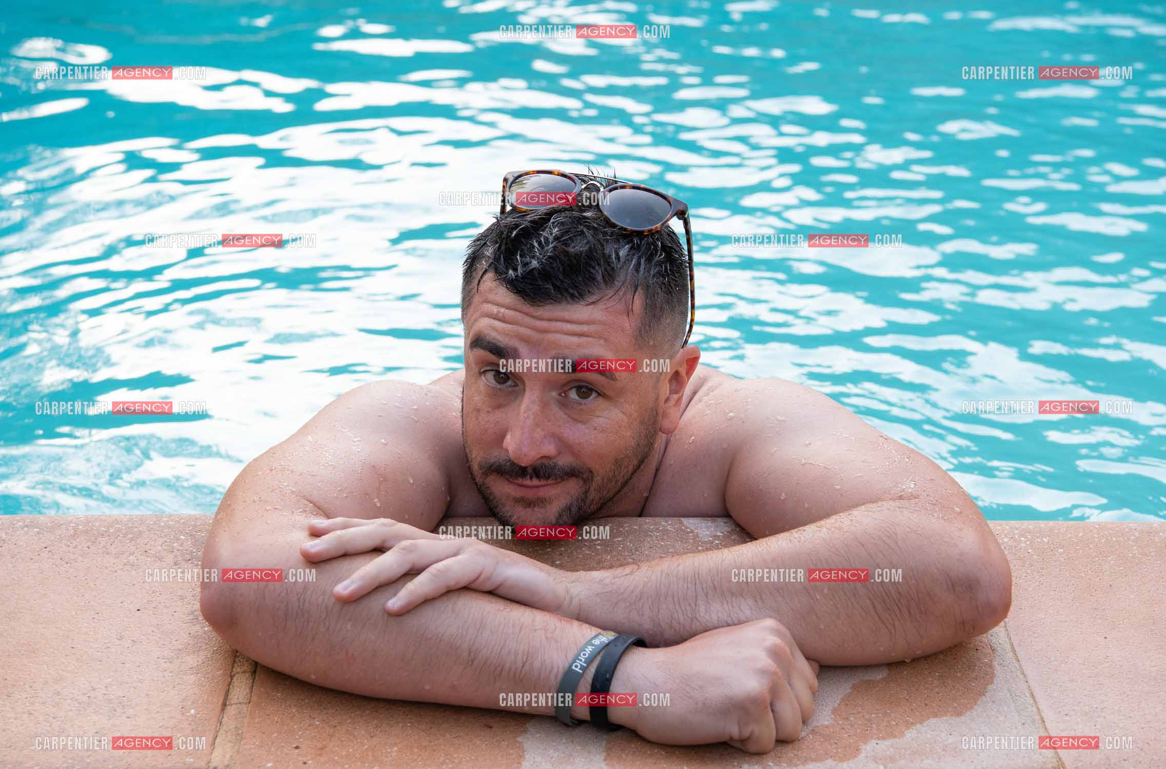 L'humoriste Anthony Joubert en tournée sur le sud de la France en profitant de quelques vacances au bord de la piscine.   ( Exclusif )