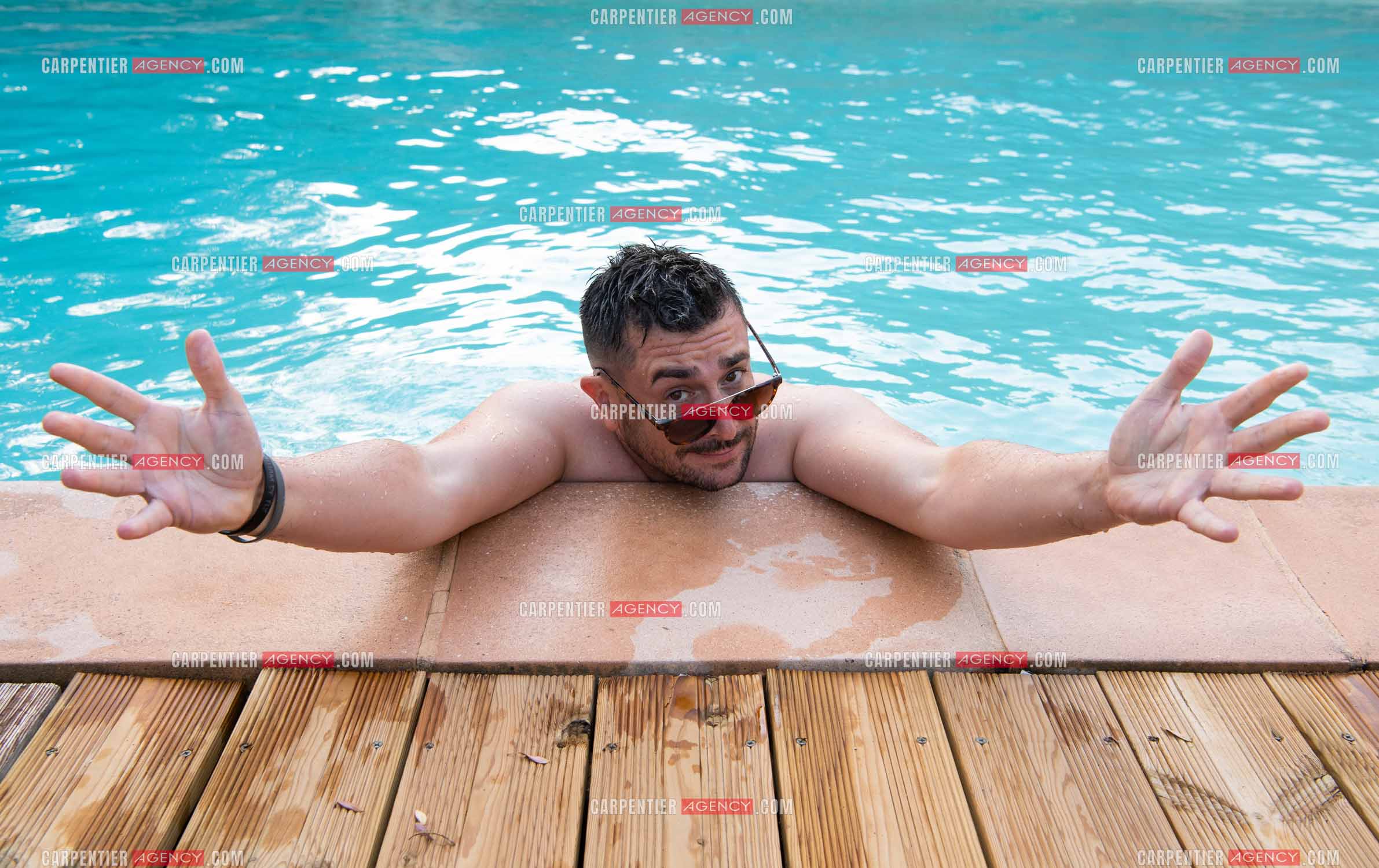 L'humoriste Anthony Joubert en tournée sur le sud de la France en profitant de quelques vacances au bord de la piscine.   ( Exclusif )