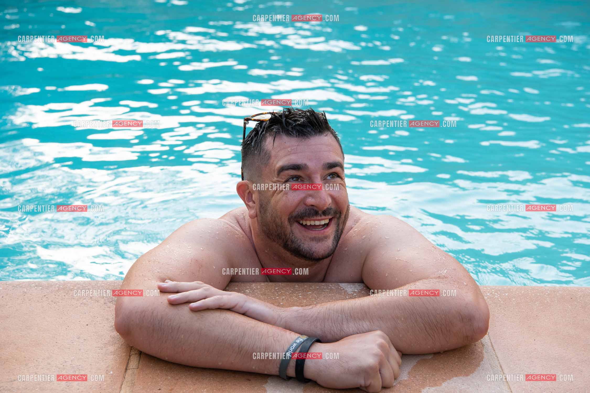 L'humoriste Anthony Joubert en tournée sur le sud de la France en profitant de quelques vacances au bord de la piscine.   ( Exclusif )