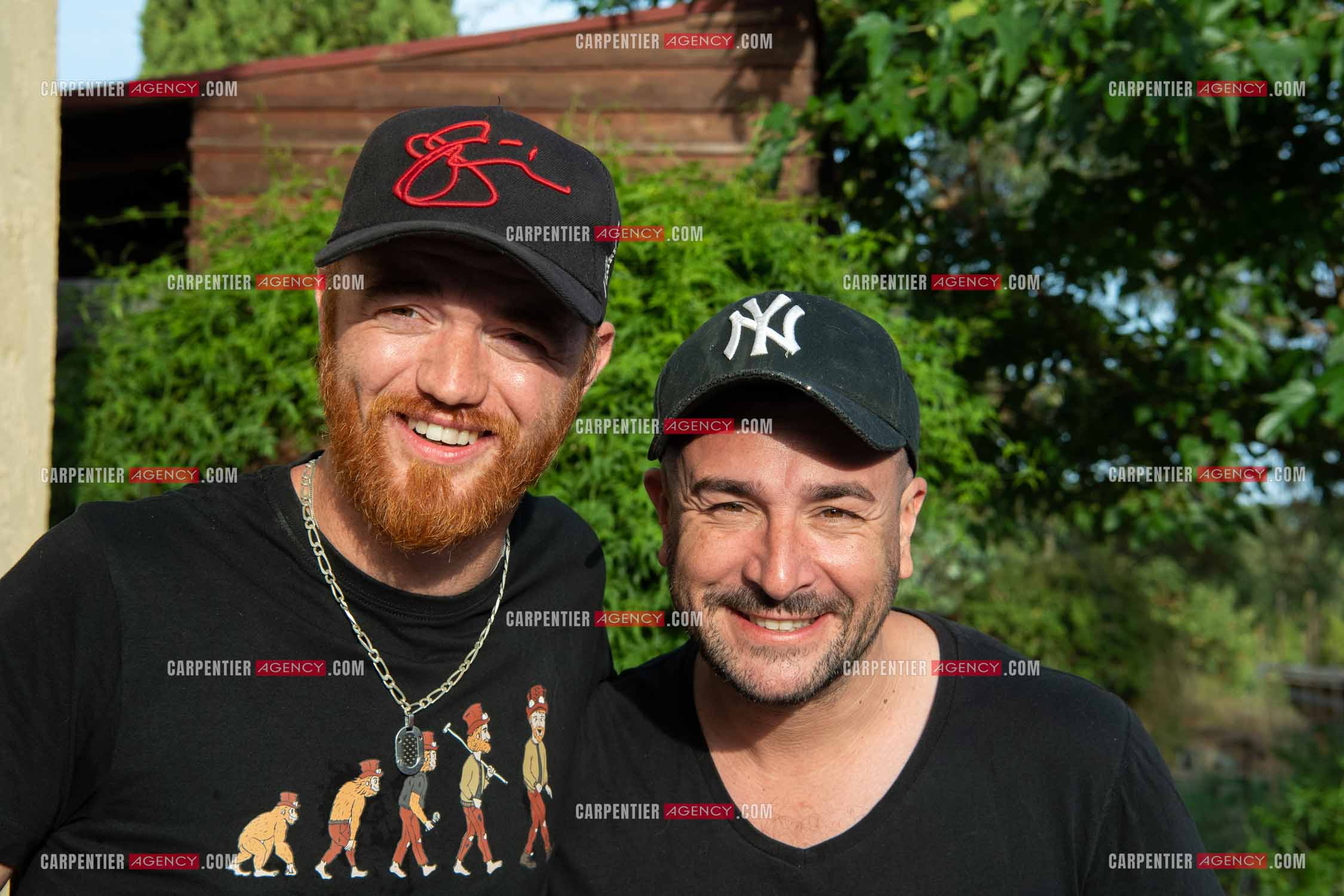 L'humoriste Anthony Joubert en tournée sur le sud de la France en profitant de quelques vacances au bord de la piscine. Les deux complices de l'humour Jovany et Anthony Joubert.   ( Exclusif )