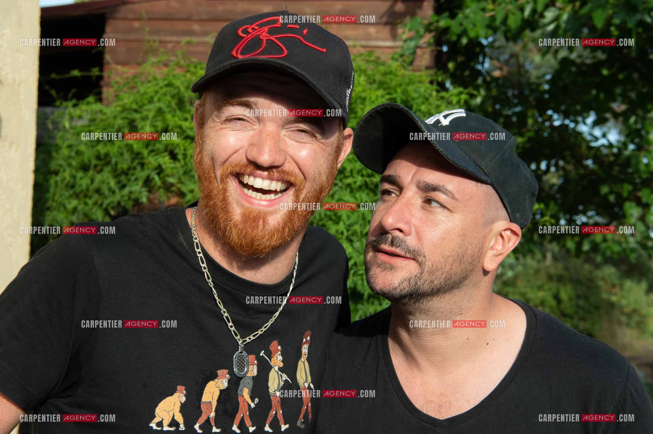 L'humoriste Anthony Joubert en tournée sur le sud de la France en profitant de quelques vacances au bord de la piscine. Les deux complices de l'humour Jovany et Anthony Joubert.   ( Exclusif )