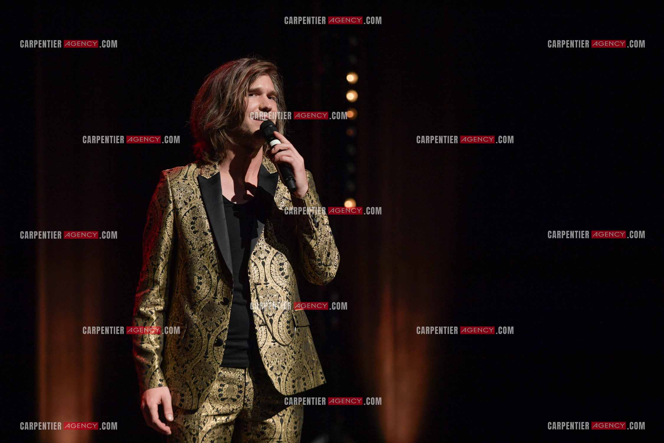 Le ténor Amaury Vassili en concert piano voix au théâtre de La Chaudronnerie à la Ciotat.   ( Exclusif )