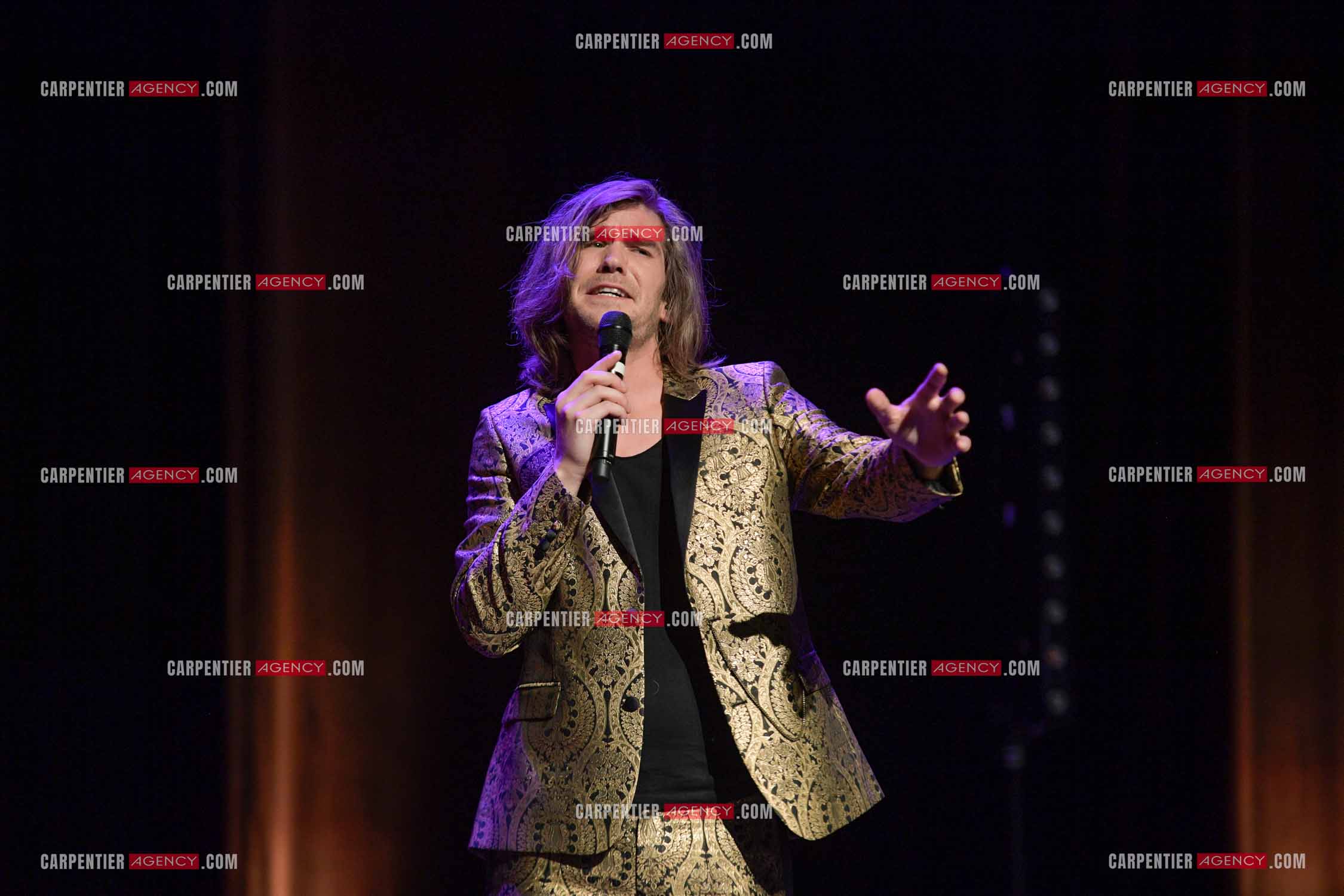 Le ténor Amaury Vassili en concert piano voix au théâtre de La Chaudronnerie à la Ciotat.   ( Exclusif )
