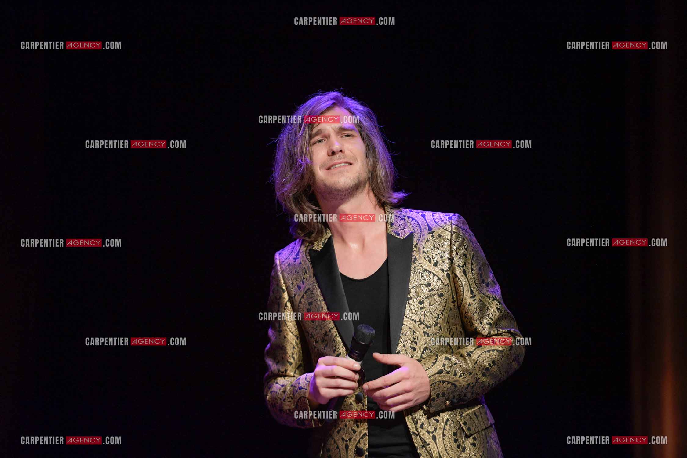 Le ténor Amaury Vassili en concert piano voix au théâtre de La Chaudronnerie à la Ciotat.   ( Exclusif )