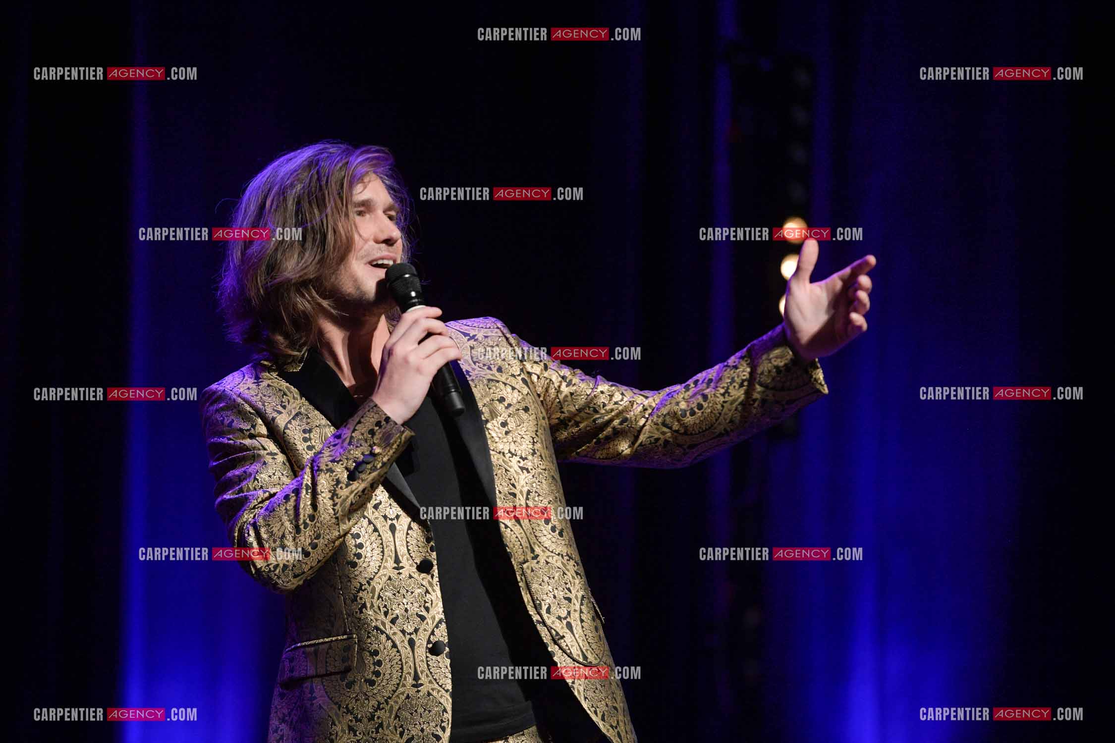 Le ténor Amaury Vassili en concert piano voix au théâtre de La Chaudronnerie à la Ciotat.   ( Exclusif )