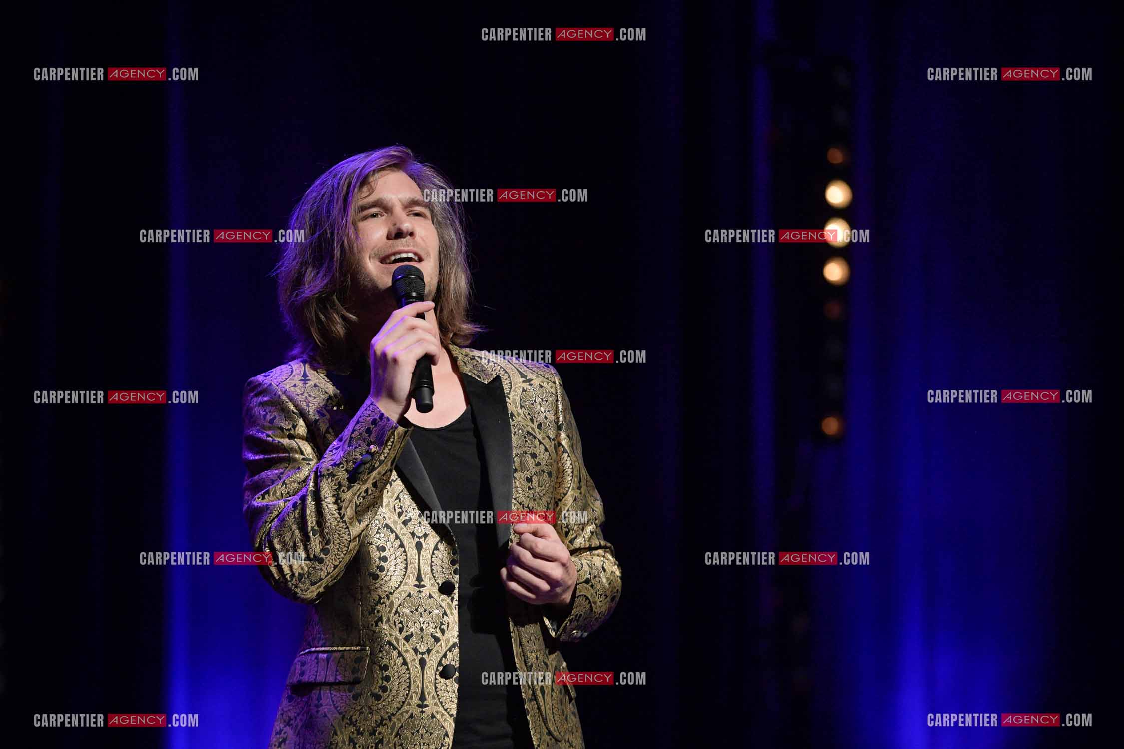 Le ténor Amaury Vassili en concert piano voix au théâtre de La Chaudronnerie à la Ciotat.   ( Exclusif )