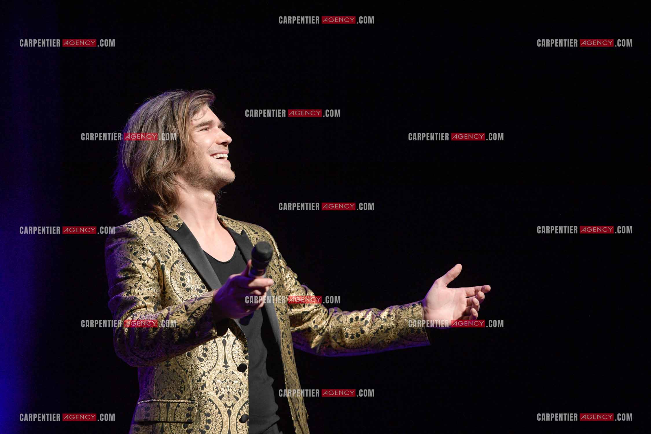 Le ténor Amaury Vassili en concert piano voix au théâtre de La Chaudronnerie à la Ciotat.   ( Exclusif )