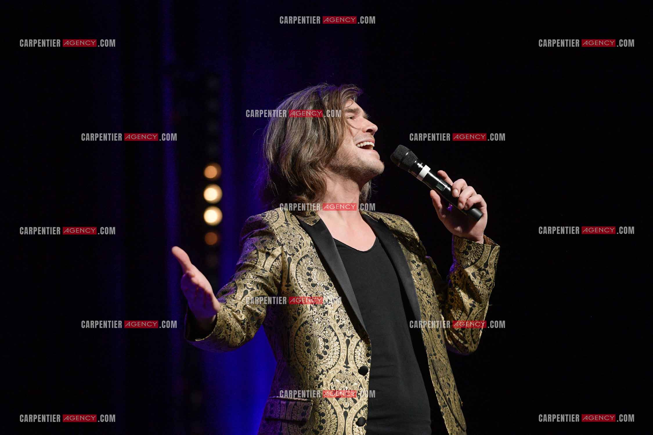 Le ténor Amaury Vassili en concert piano voix au théâtre de La Chaudronnerie à la Ciotat.   ( Exclusif )
