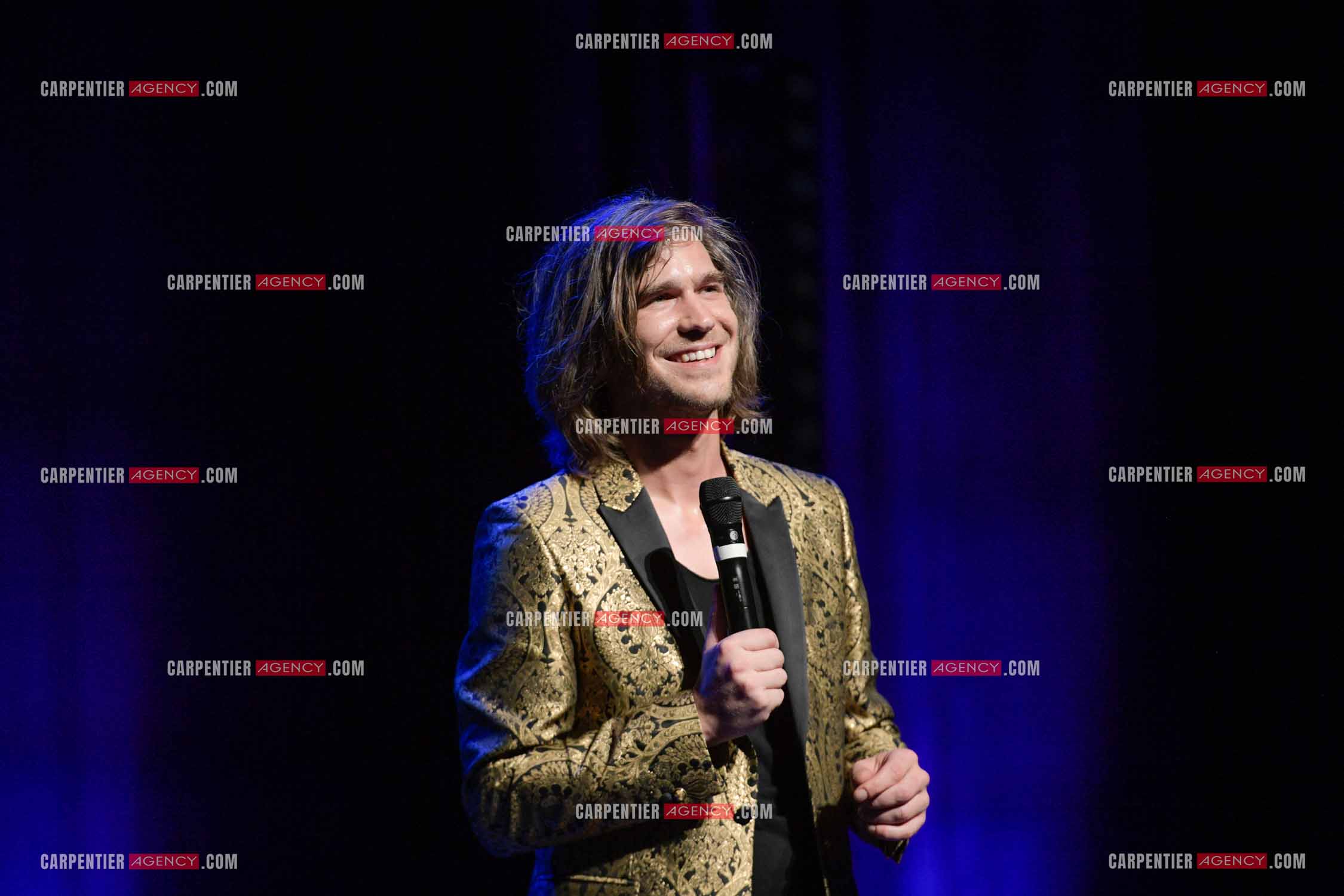 Le ténor Amaury Vassili en concert piano voix au théâtre de La Chaudronnerie à la Ciotat.   ( Exclusif )