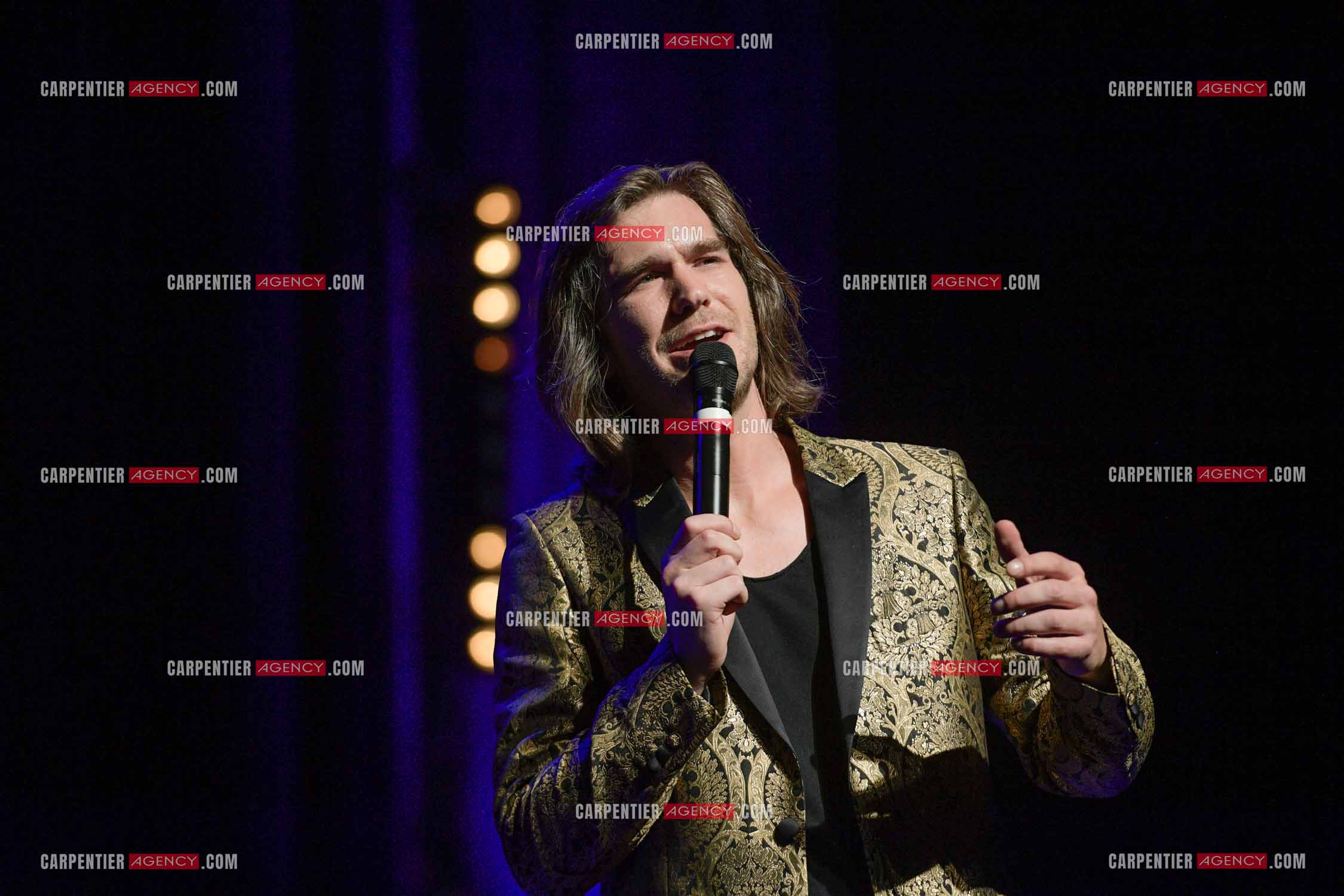 Le ténor Amaury Vassili en concert piano voix au théâtre de La Chaudronnerie à la Ciotat.   ( Exclusif )