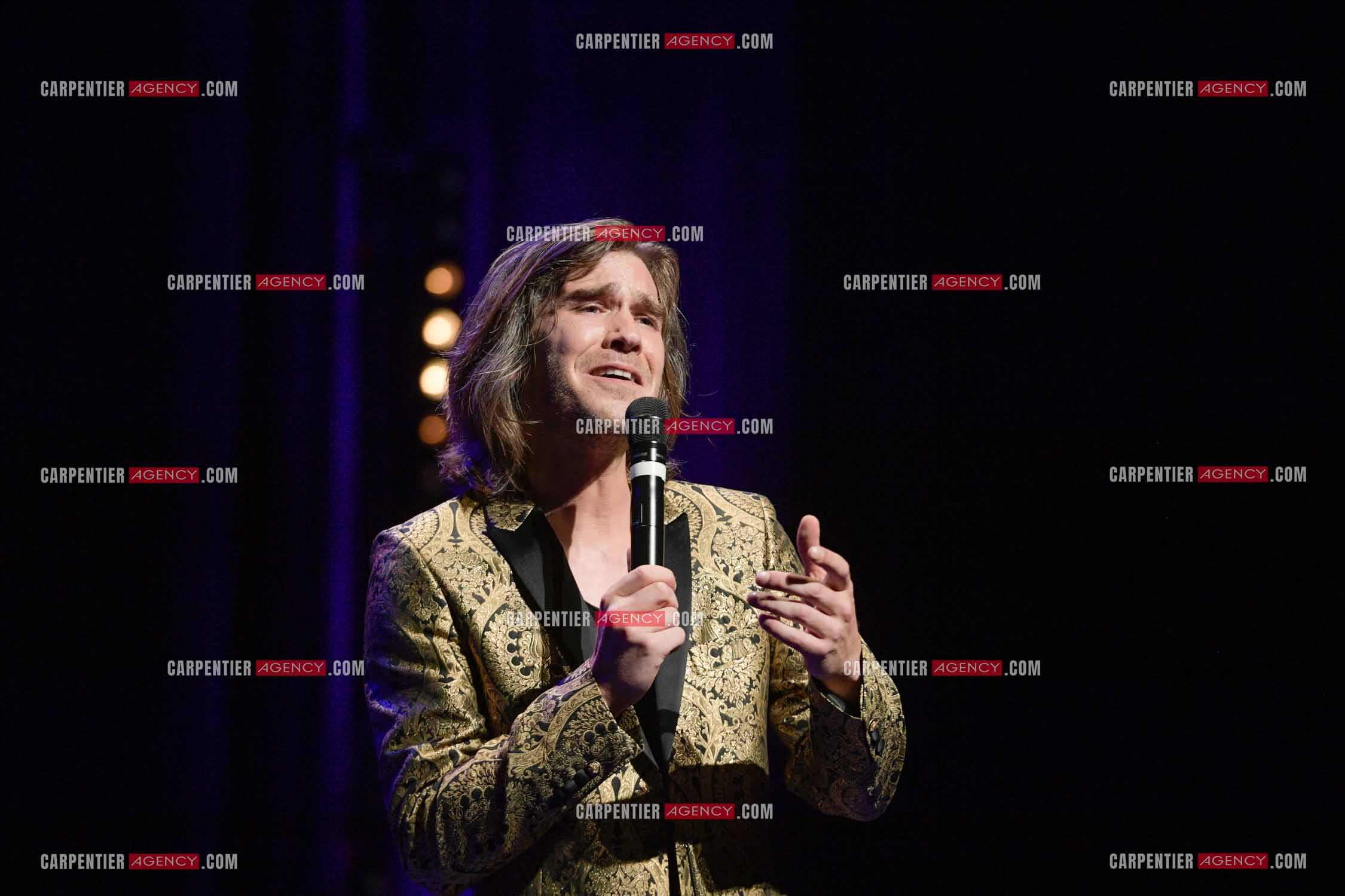 Le ténor Amaury Vassili en concert piano voix au théâtre de La Chaudronnerie à la Ciotat.   ( Exclusif )