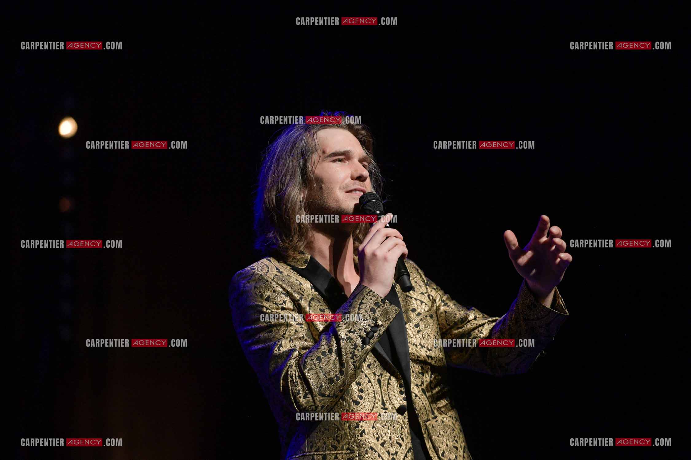 Le ténor Amaury Vassili en concert piano voix au théâtre de La Chaudronnerie à la Ciotat.   ( Exclusif )
