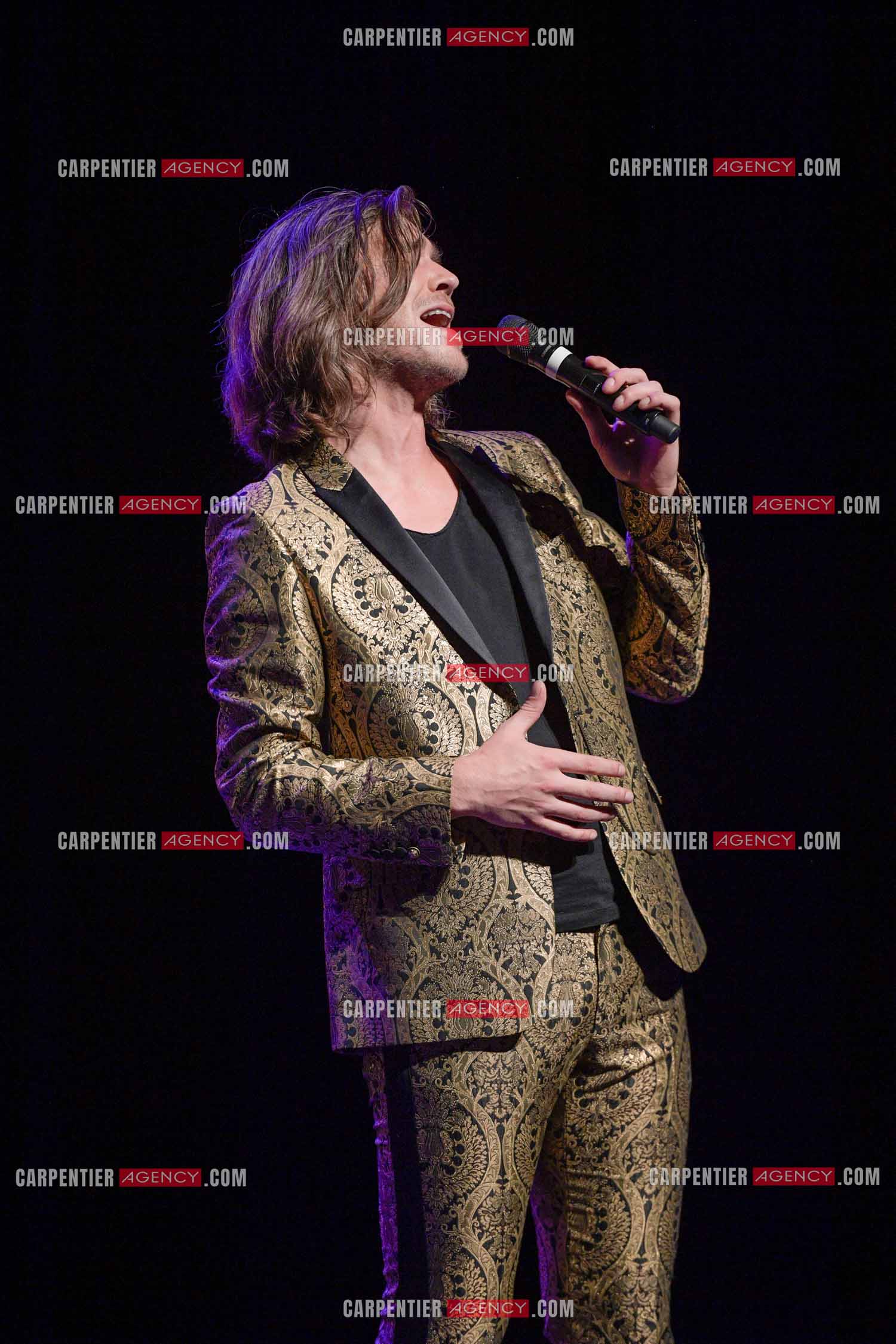 Le ténor Amaury Vassili en concert piano voix au théâtre de La Chaudronnerie à la Ciotat.   ( Exclusif )