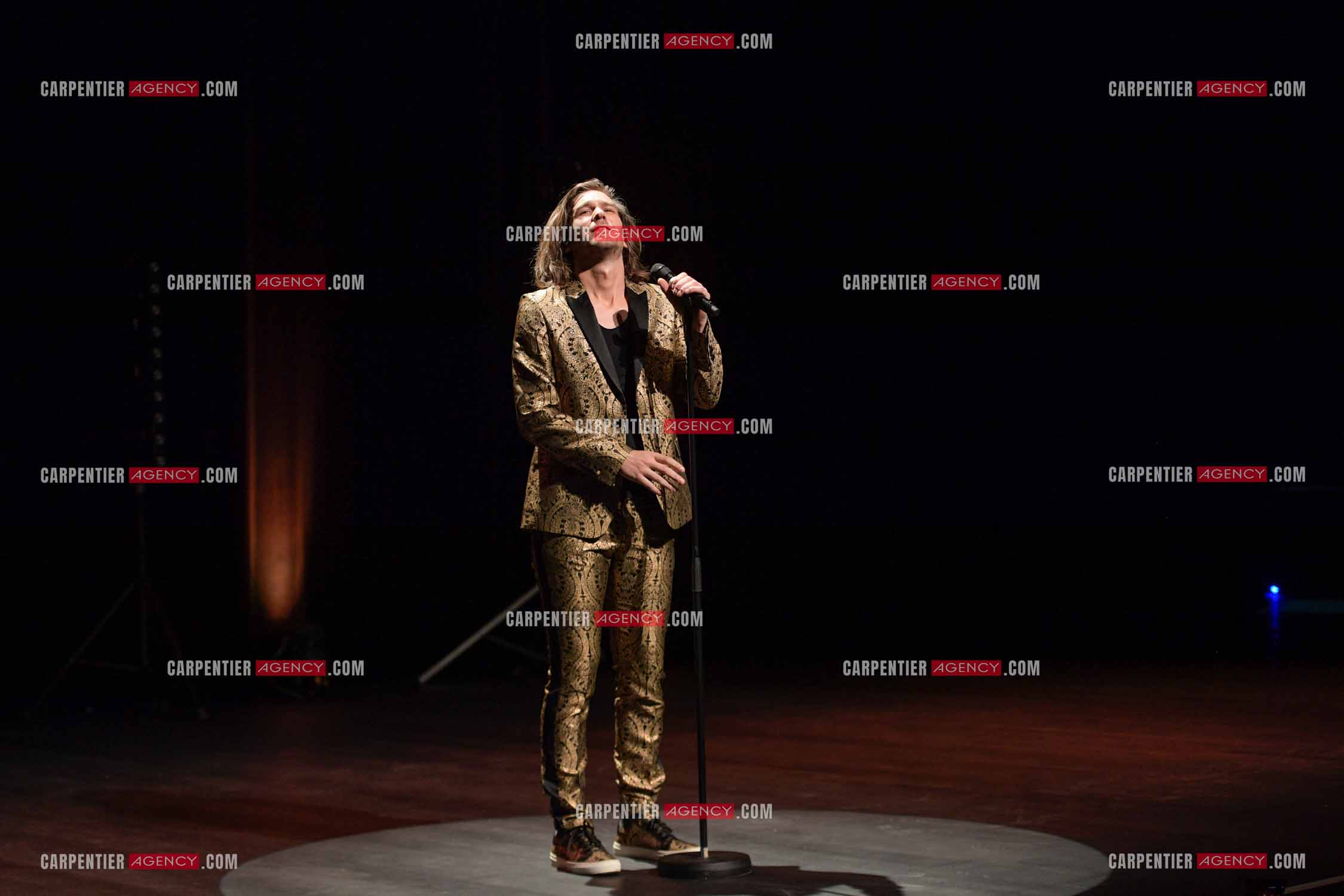 Le ténor Amaury Vassili en concert piano voix au théâtre de La Chaudronnerie à la Ciotat.   ( Exclusif )