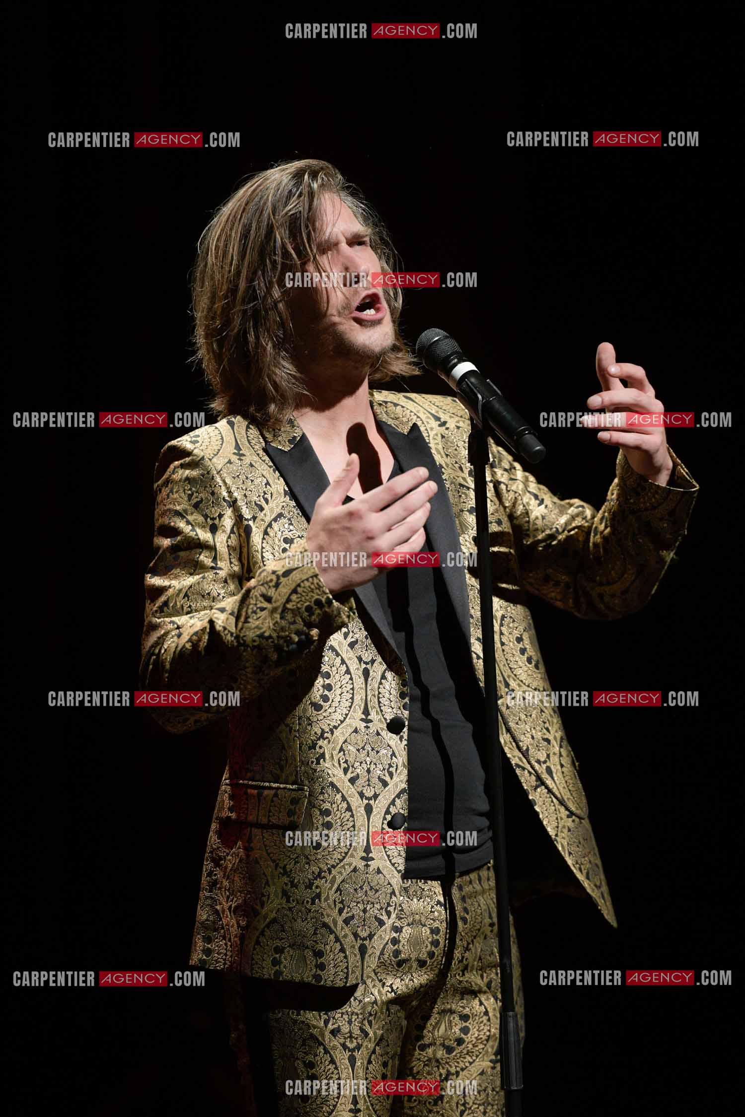 Le ténor Amaury Vassili en concert piano voix au théâtre de La Chaudronnerie à la Ciotat.   ( Exclusif )