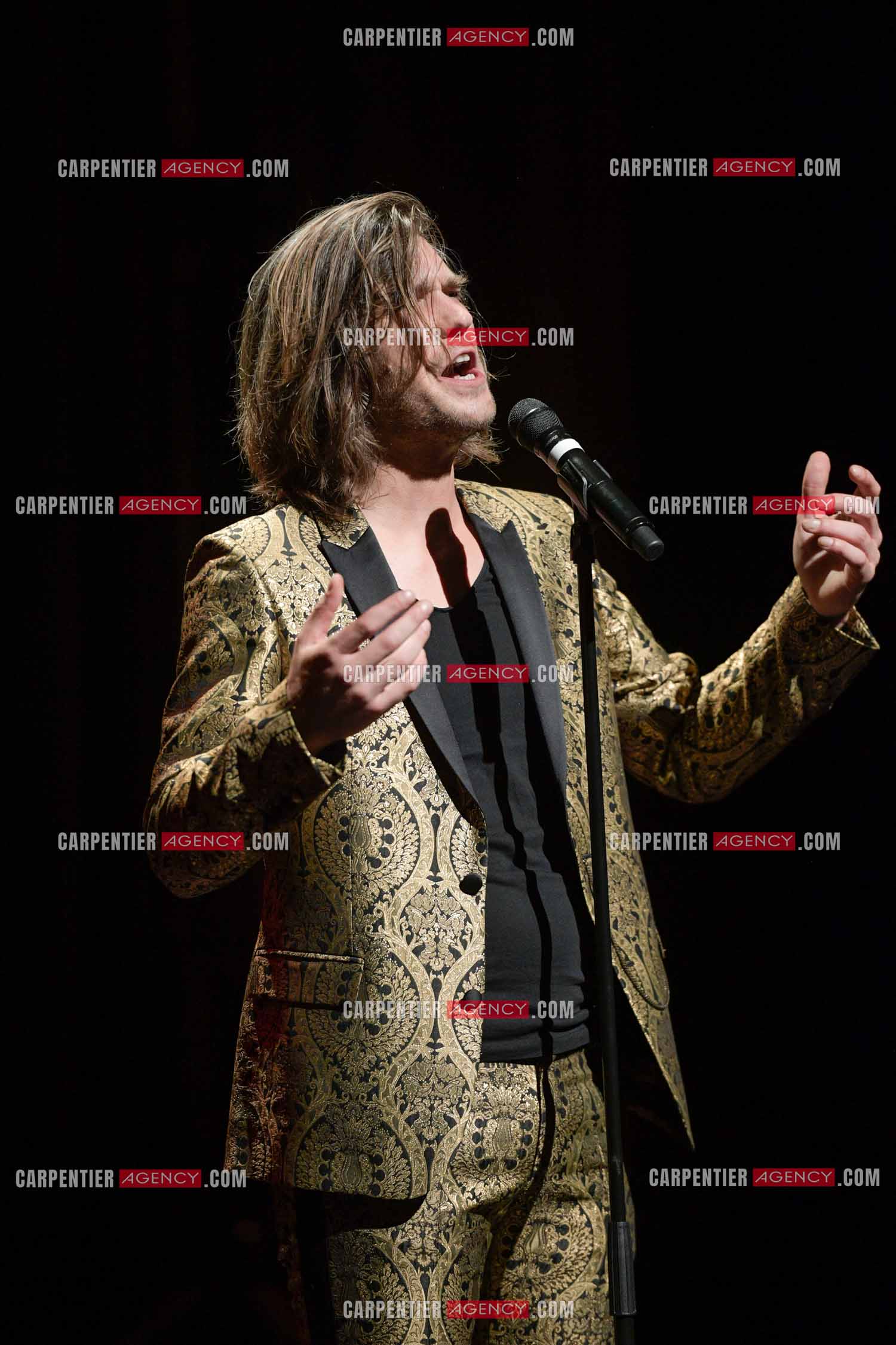 Le ténor Amaury Vassili en concert piano voix au théâtre de La Chaudronnerie à la Ciotat.   ( Exclusif )