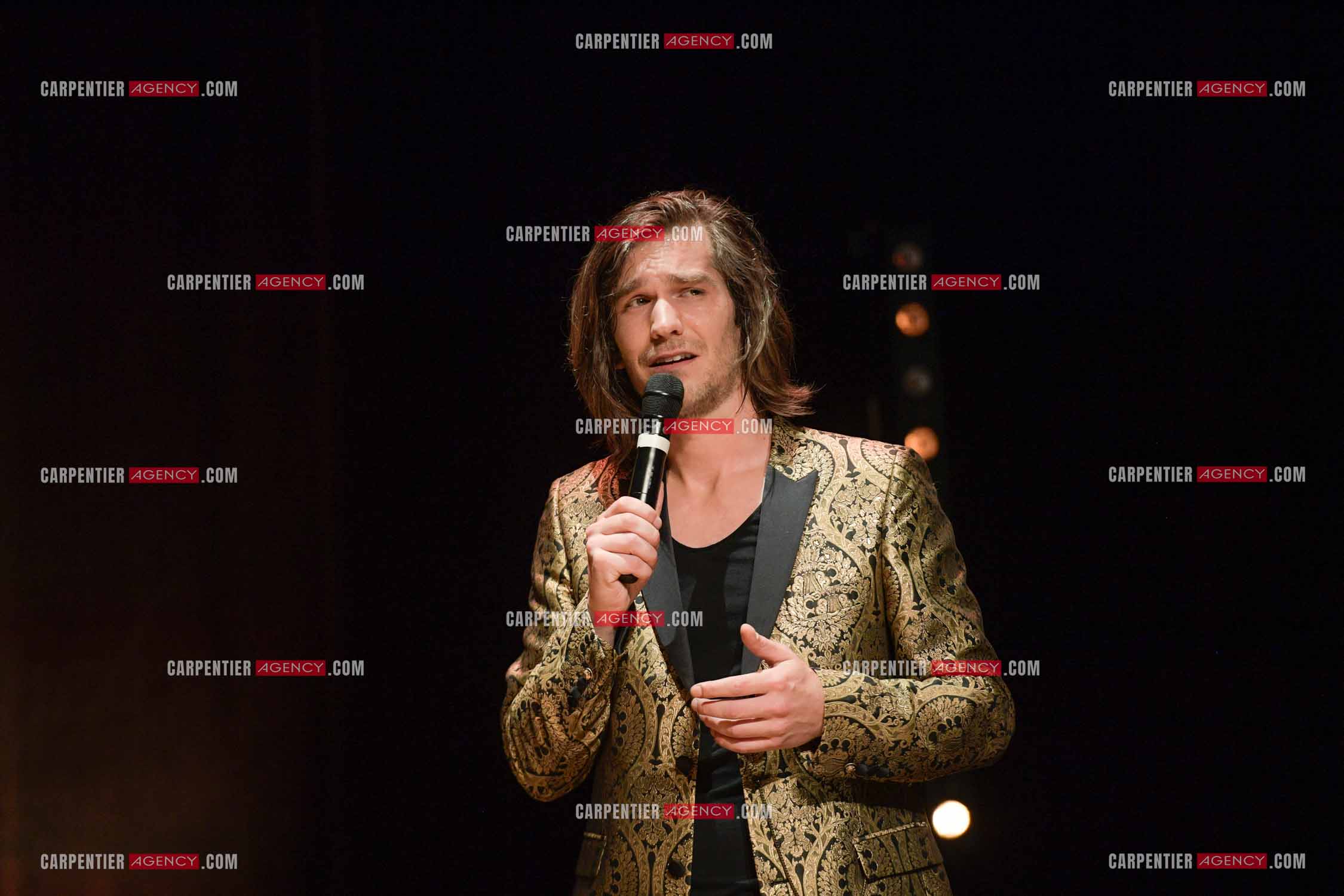 Le ténor Amaury Vassili en concert piano voix au théâtre de La Chaudronnerie à la Ciotat.   ( Exclusif )