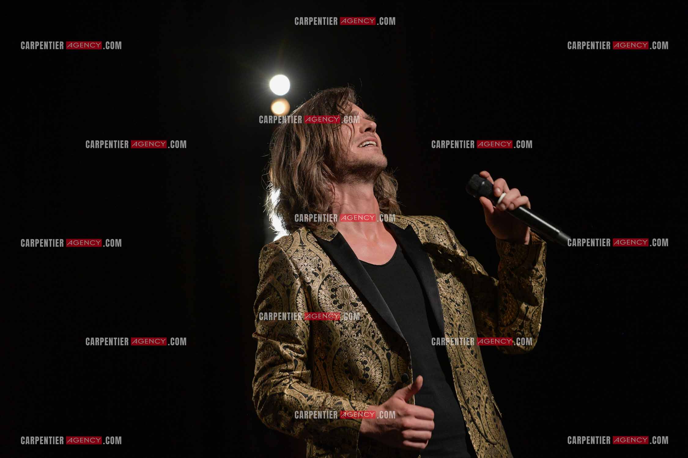 Le ténor Amaury Vassili en concert piano voix au théâtre de La Chaudronnerie à la Ciotat.   ( Exclusif )