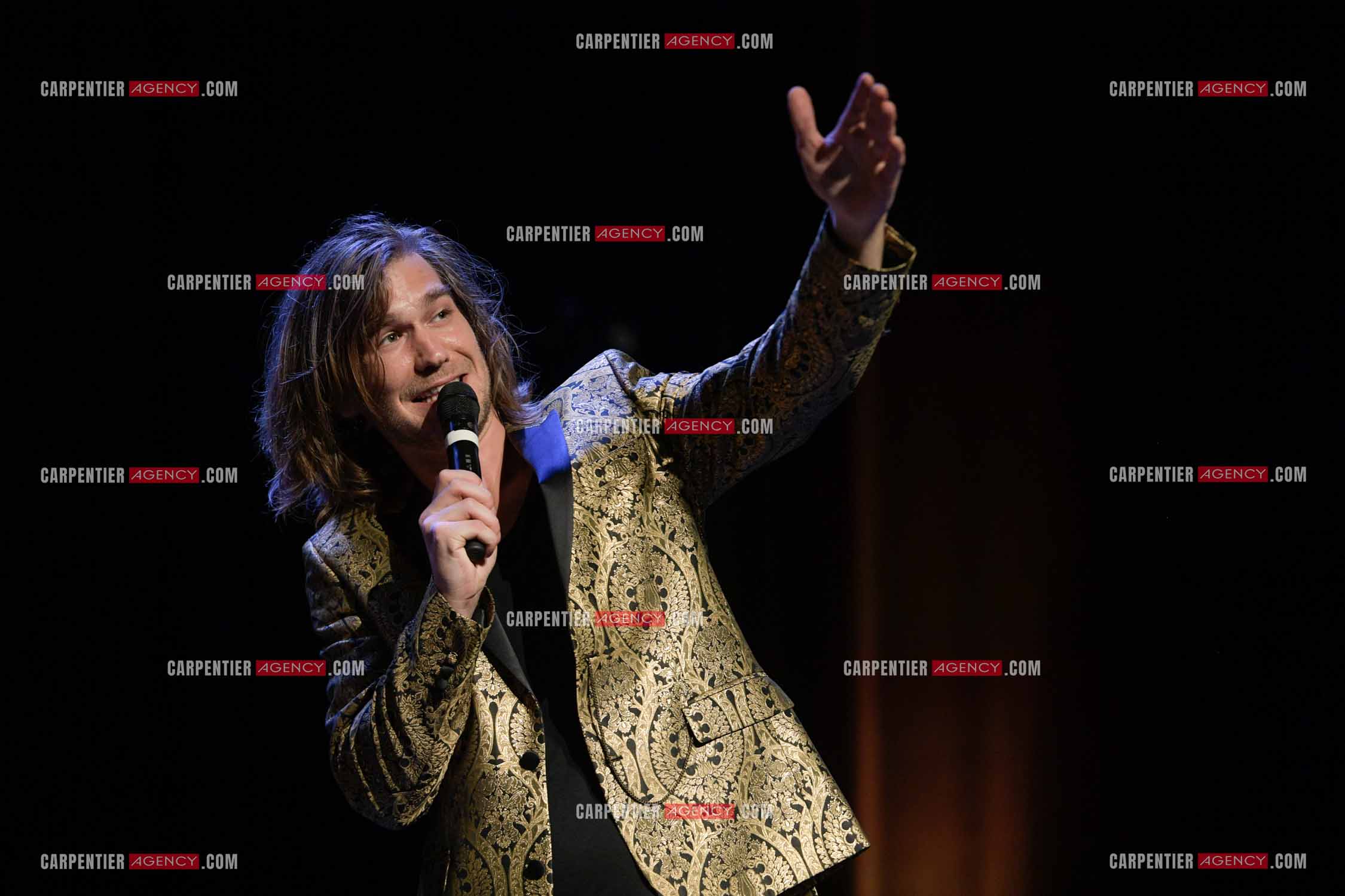 Le ténor Amaury Vassili en concert piano voix au théâtre de La Chaudronnerie à la Ciotat.   ( Exclusif )