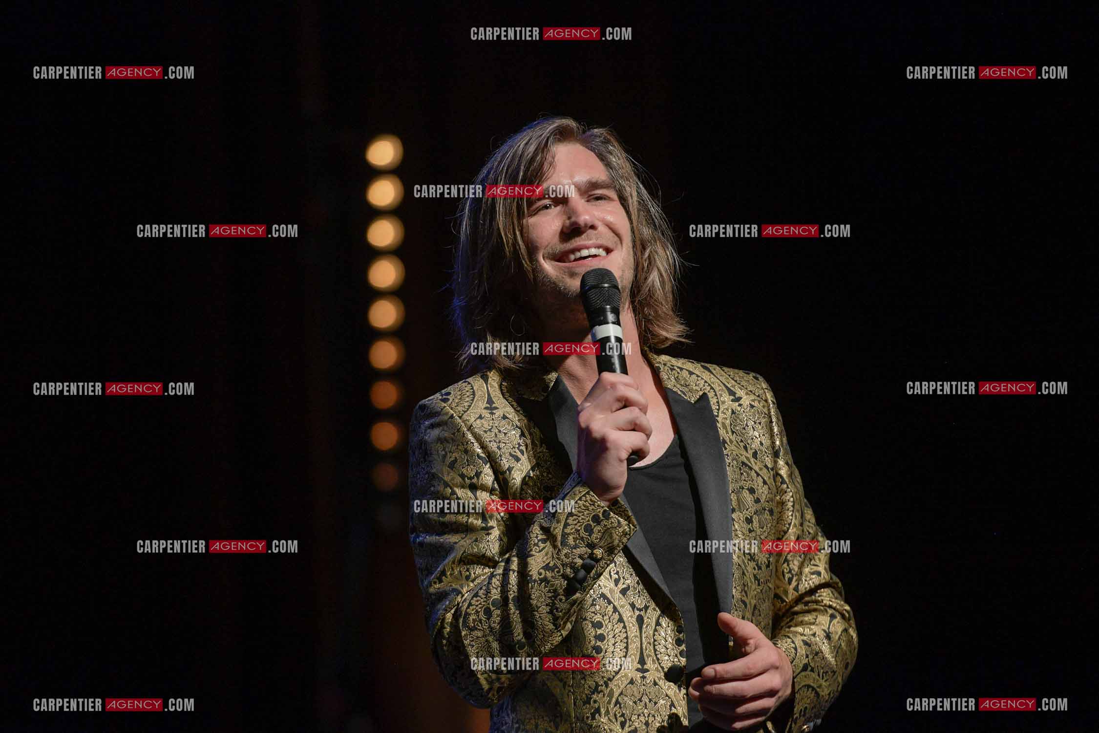 Le ténor Amaury Vassili en concert piano voix au théâtre de La Chaudronnerie à la Ciotat.   ( Exclusif )