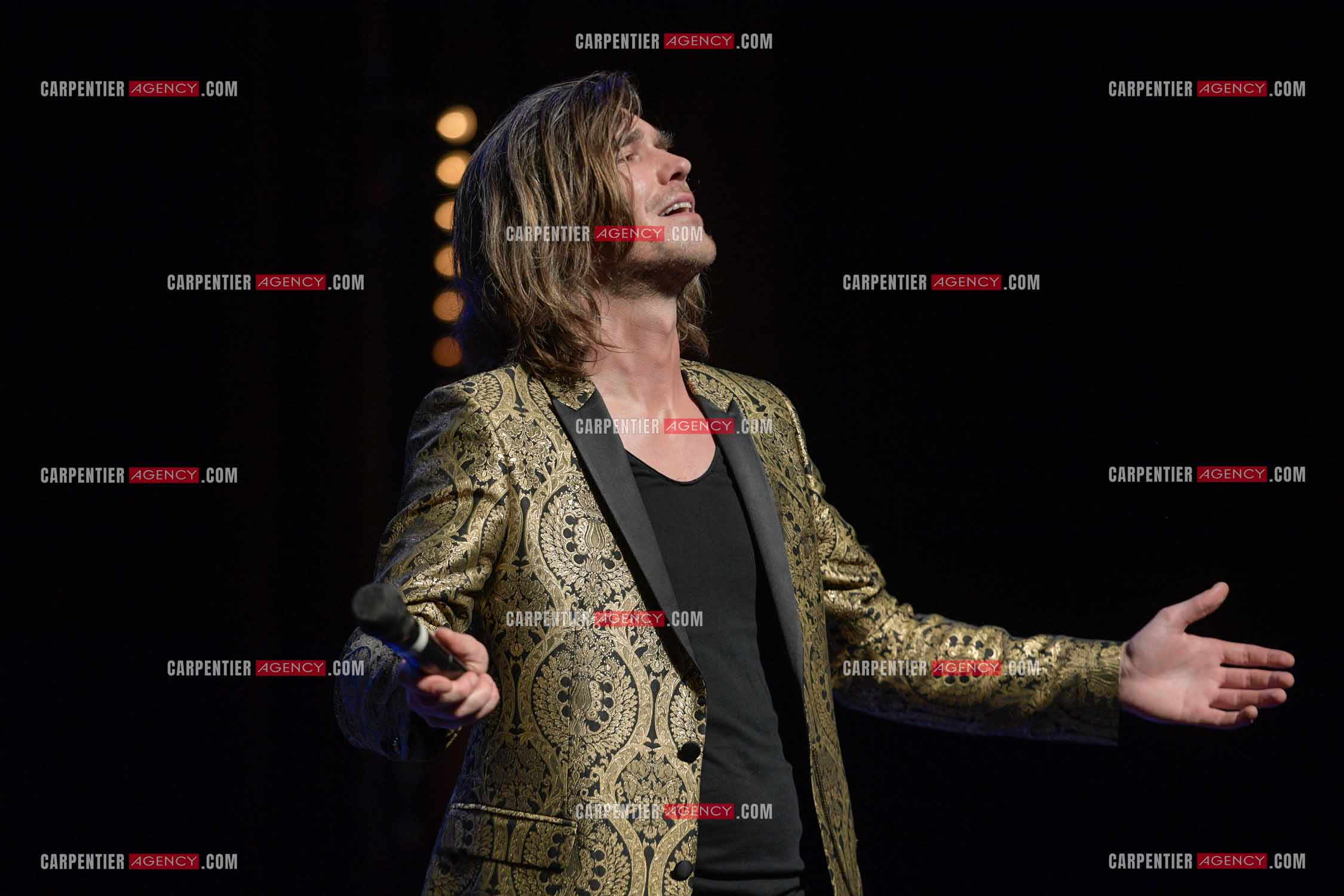Le ténor Amaury Vassili en concert piano voix au théâtre de La Chaudronnerie à la Ciotat.   ( Exclusif )