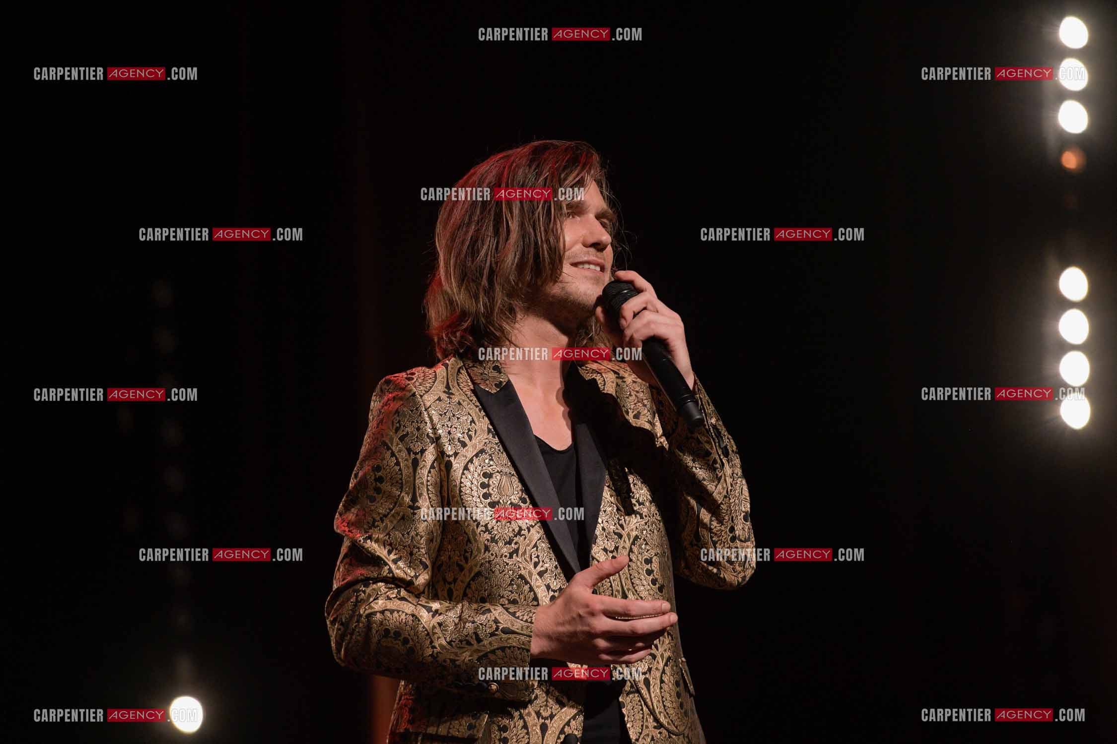 Le ténor Amaury Vassili en concert piano voix au théâtre de La Chaudronnerie à la Ciotat.   ( Exclusif )