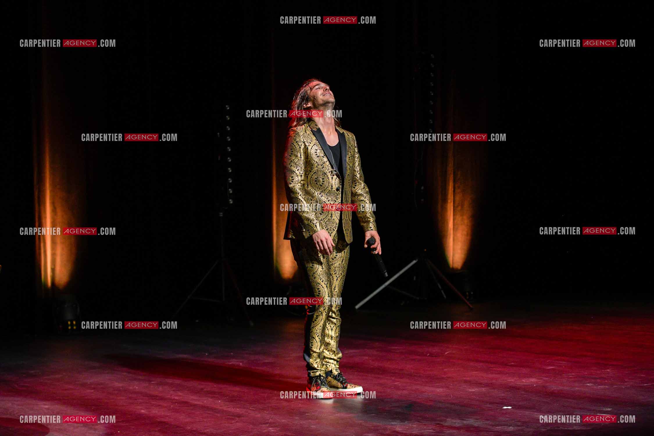 Le ténor Amaury Vassili en concert piano voix au théâtre de La Chaudronnerie à la Ciotat.   ( Exclusif )