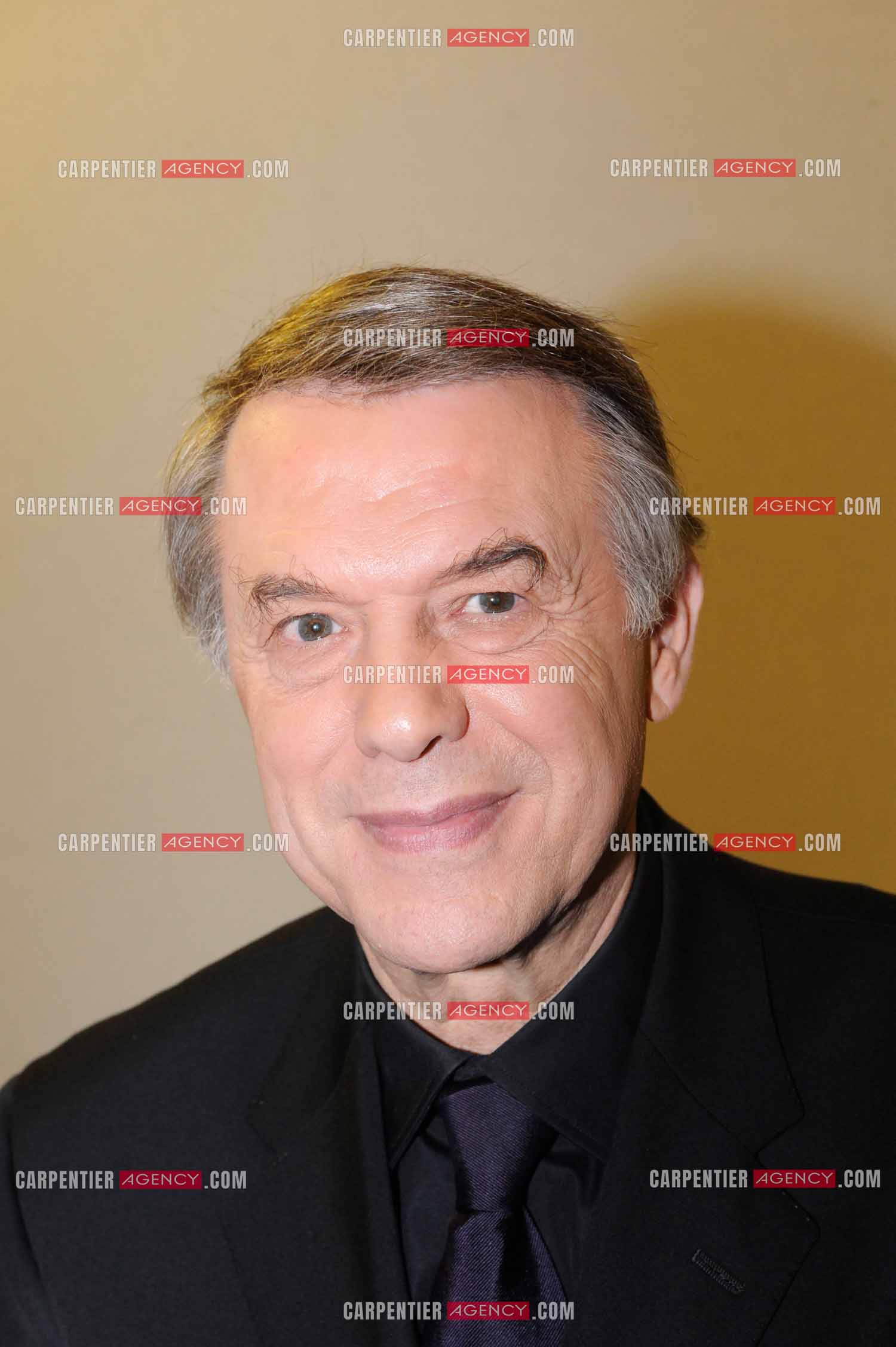 Portrait du chanteur Salvatore Adamo aux Victoires de la Musique 2009.    ( Exclusif )