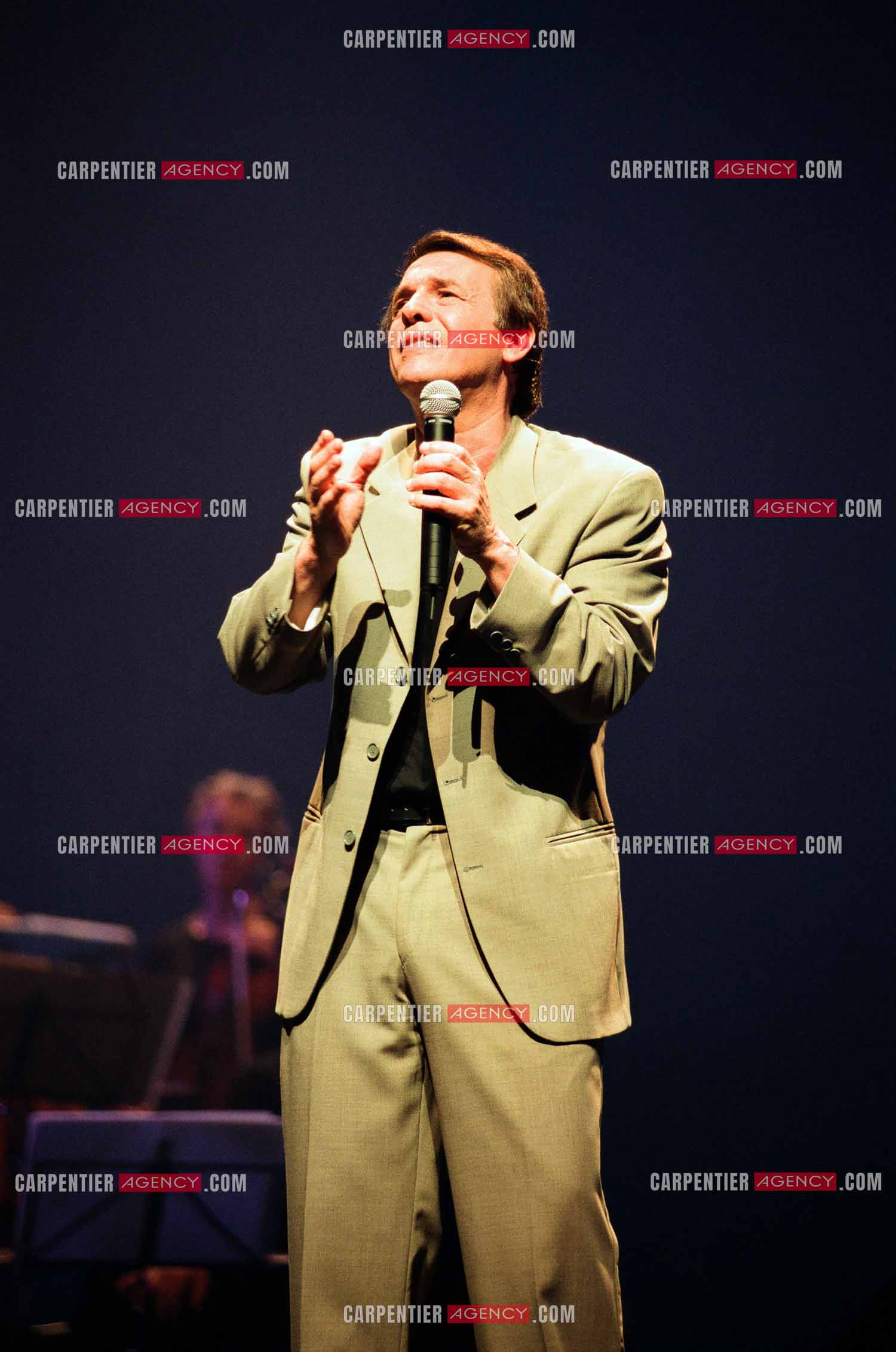 Le chanteur Salvatore Adamo lors de son Olympia en 1998.