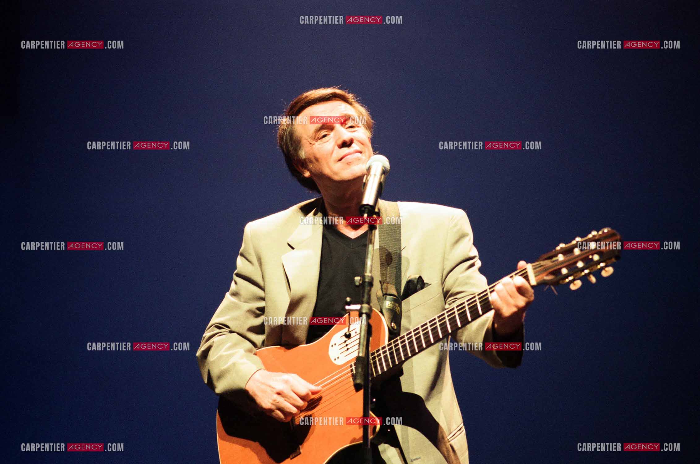 Le chanteur Salvatore Adamo lors de son Olympia en 1998.