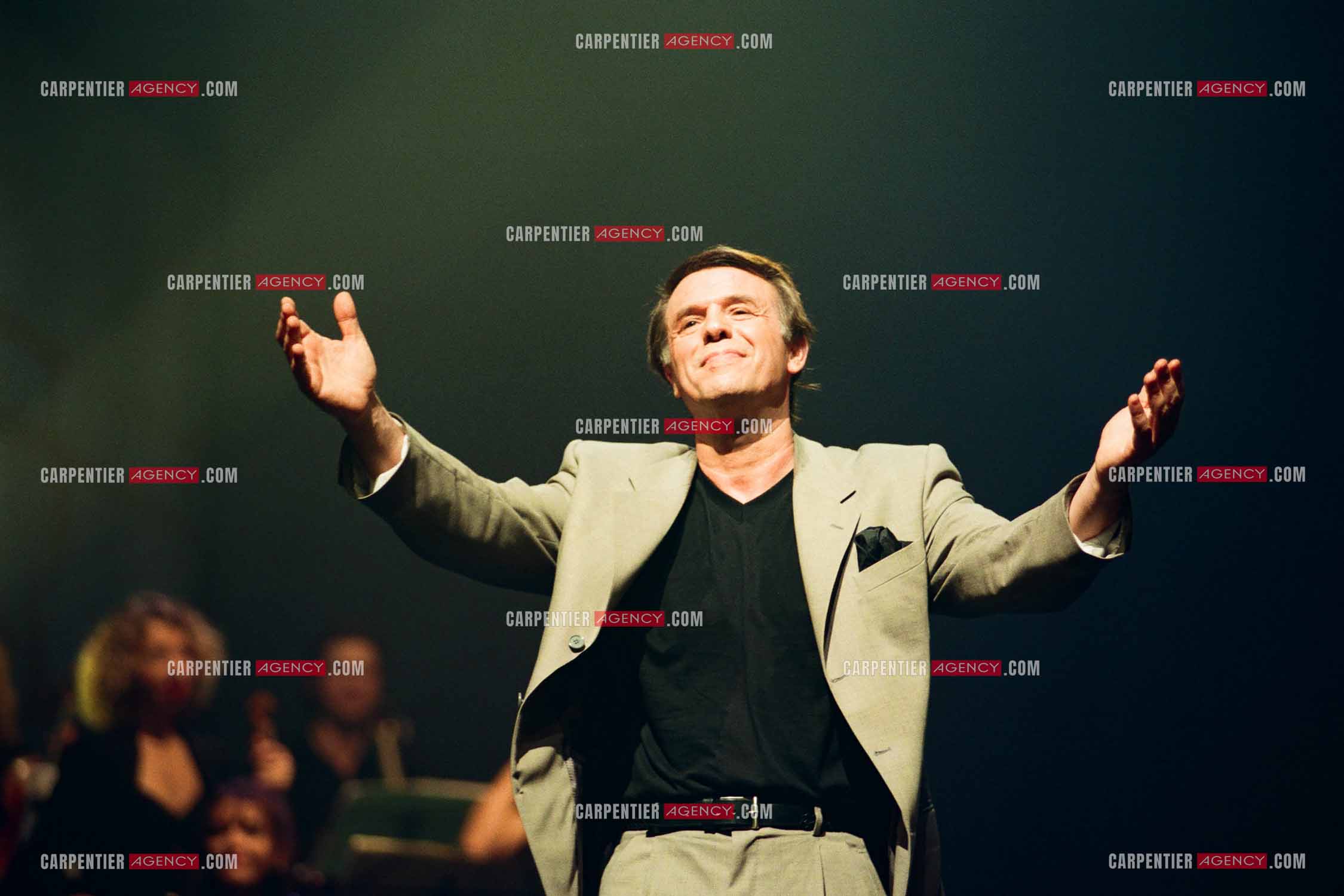 Le chanteur Salvatore Adamo lors de son Olympia en 1998.