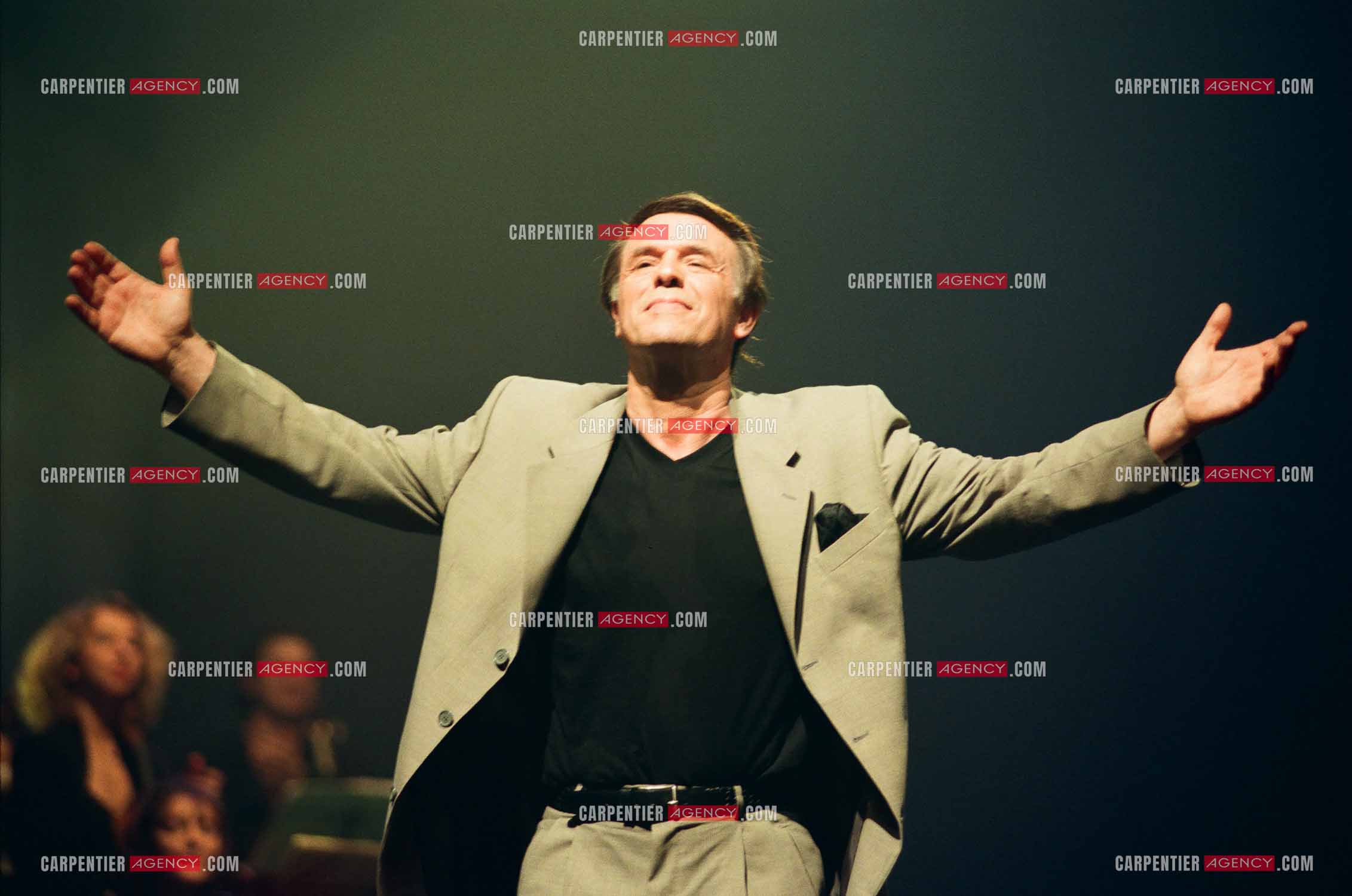 Le chanteur Salvatore Adamo lors de son Olympia en 1998.