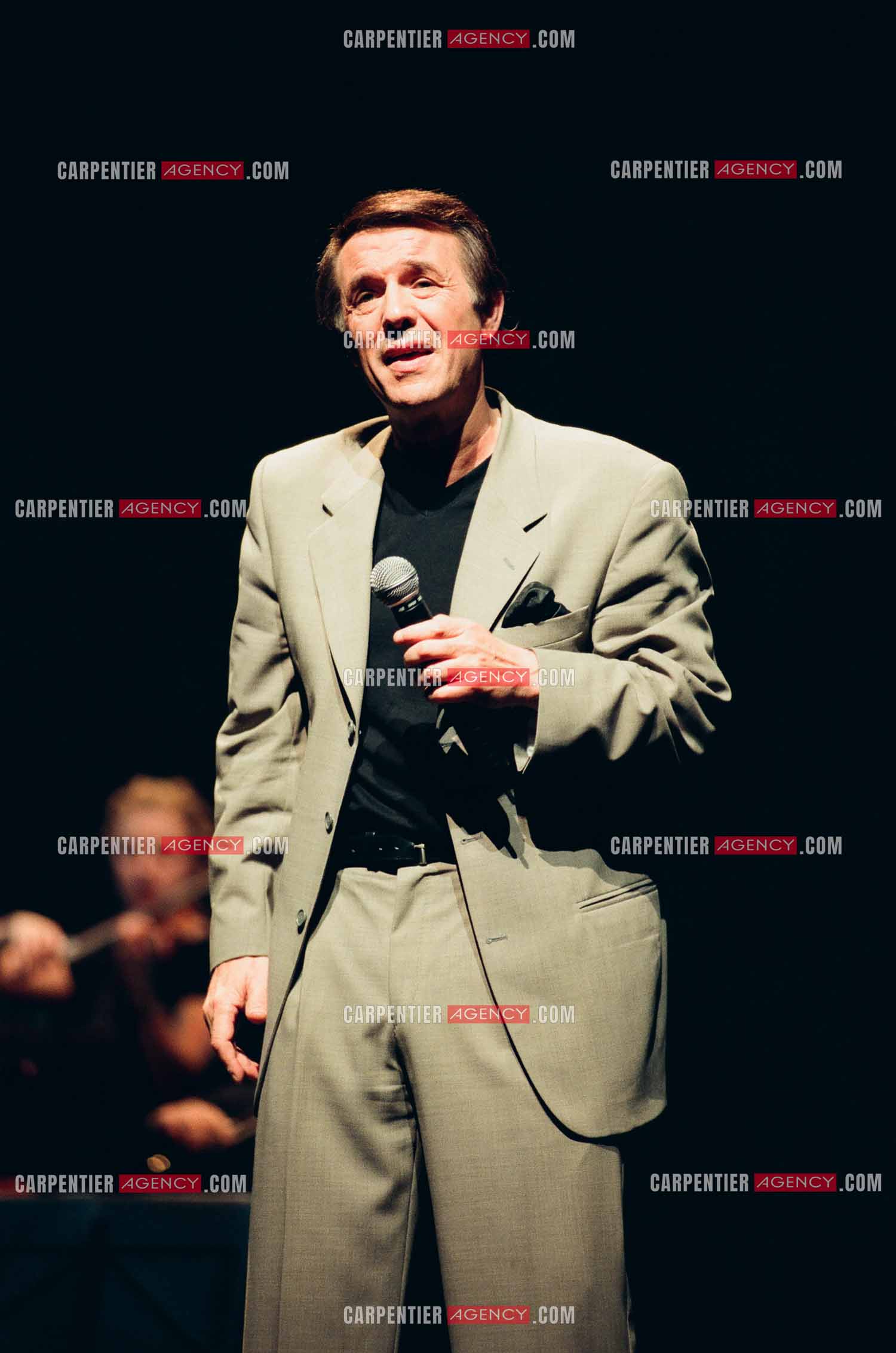 Le chanteur Salvatore Adamo lors de son Olympia en 1998.