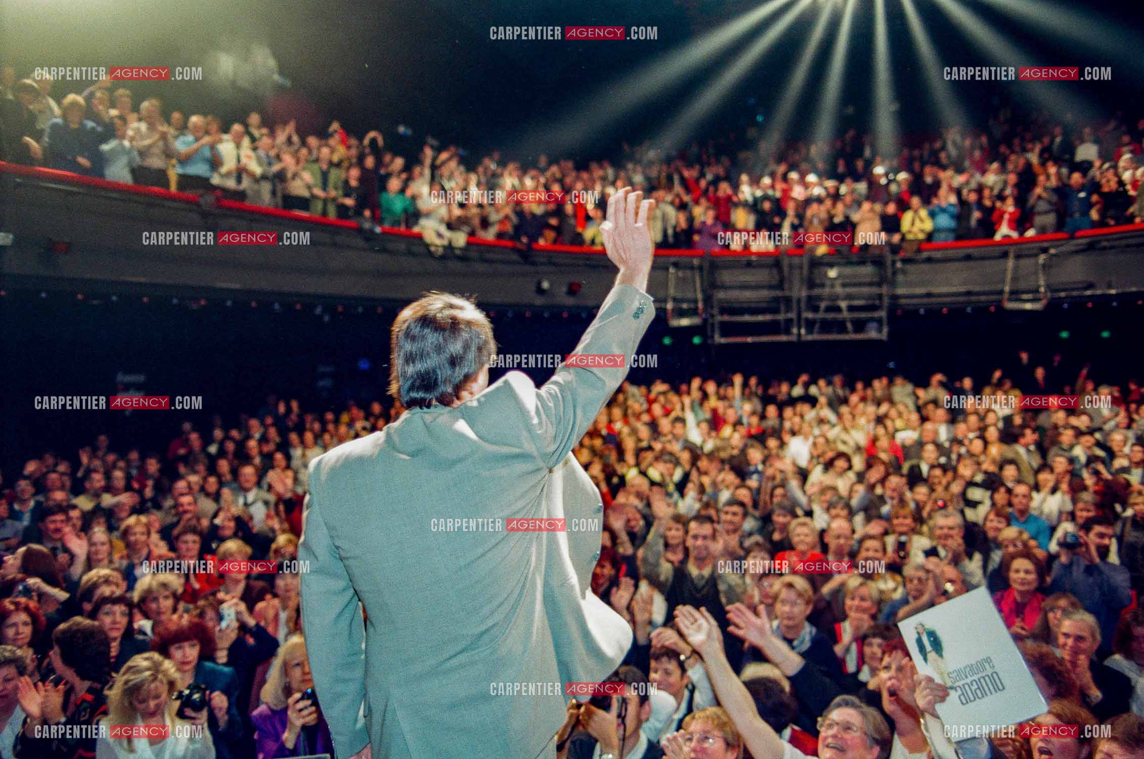 Le chanteur Salvatore Adamo lors de son Olympia en 1998. Salvatore fête son anniversaire pour ses 55 ans sur scène avec son public et dans les loges avec ses amis.