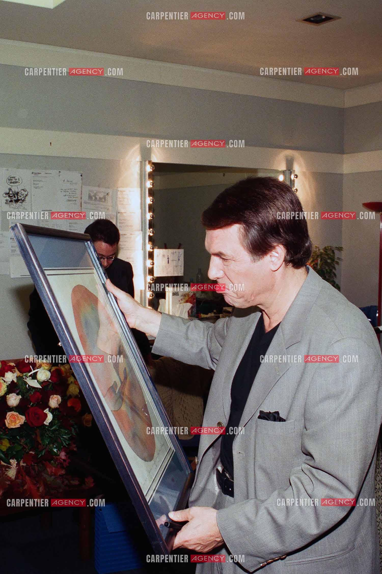 Le chanteur Salvatore Adamo lors de son Olympia en 1998. Salvatore fête son anniversaire pour ses 55 ans sur scène avec son public et dans les loges avec ses amis.