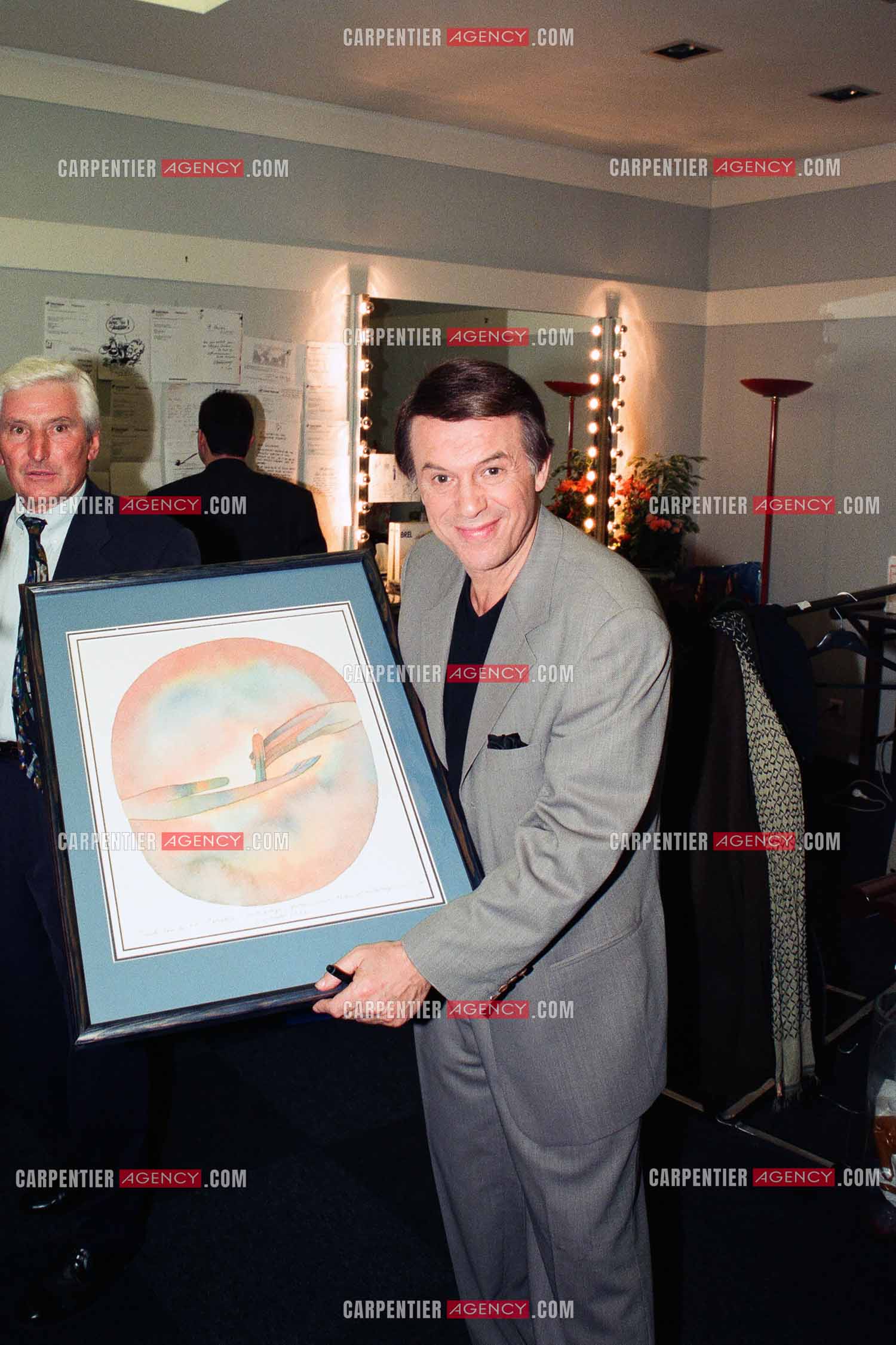 Le chanteur Salvatore Adamo lors de son Olympia en 1998. Salvatore fête son anniversaire pour ses 55 ans sur scène avec son public et dans les loges avec ses amis.