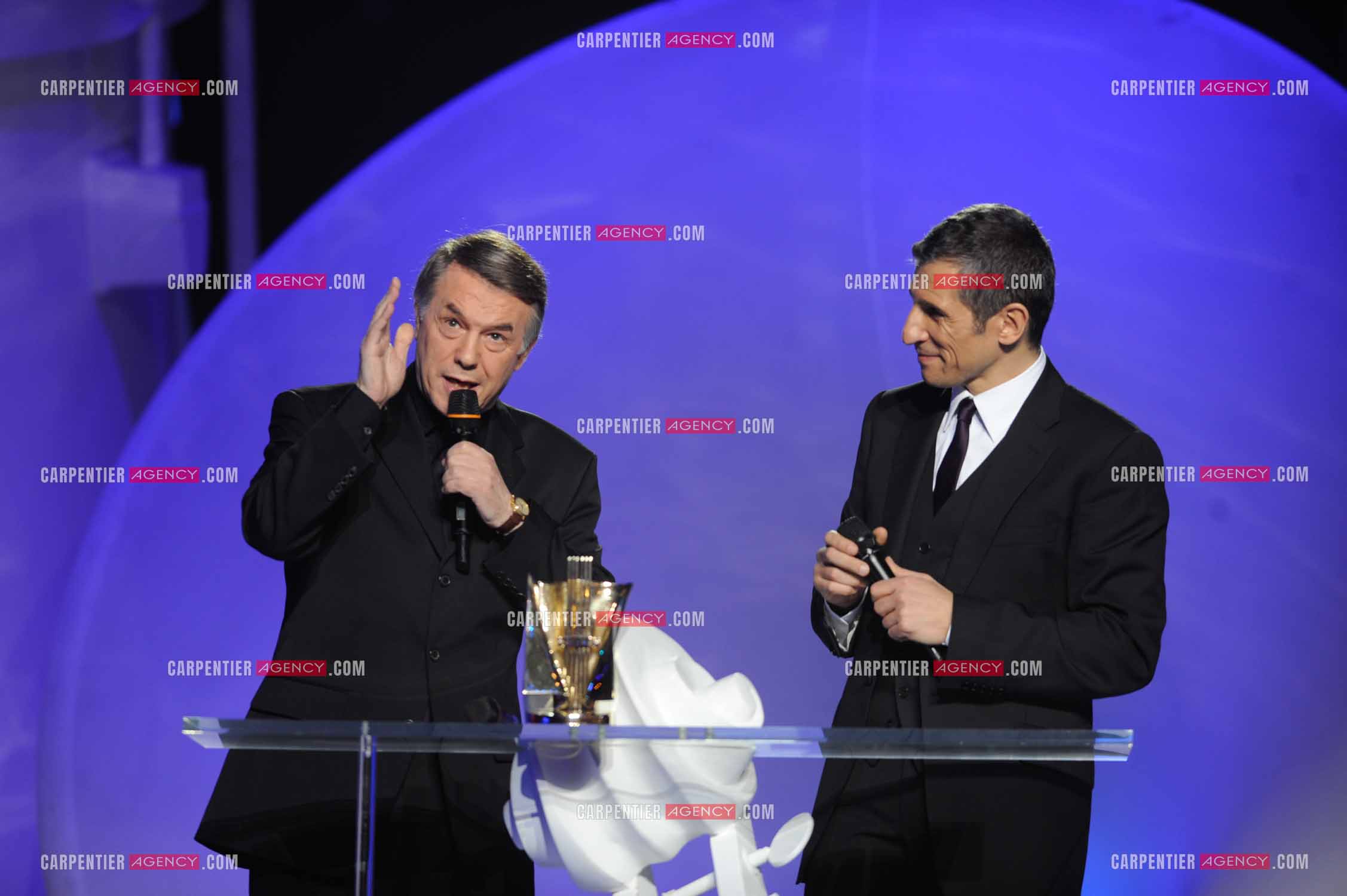 Le chanteur Salvatore Adamo aux victoires de la musique en 2009 en présence de l'animateur Nagui.