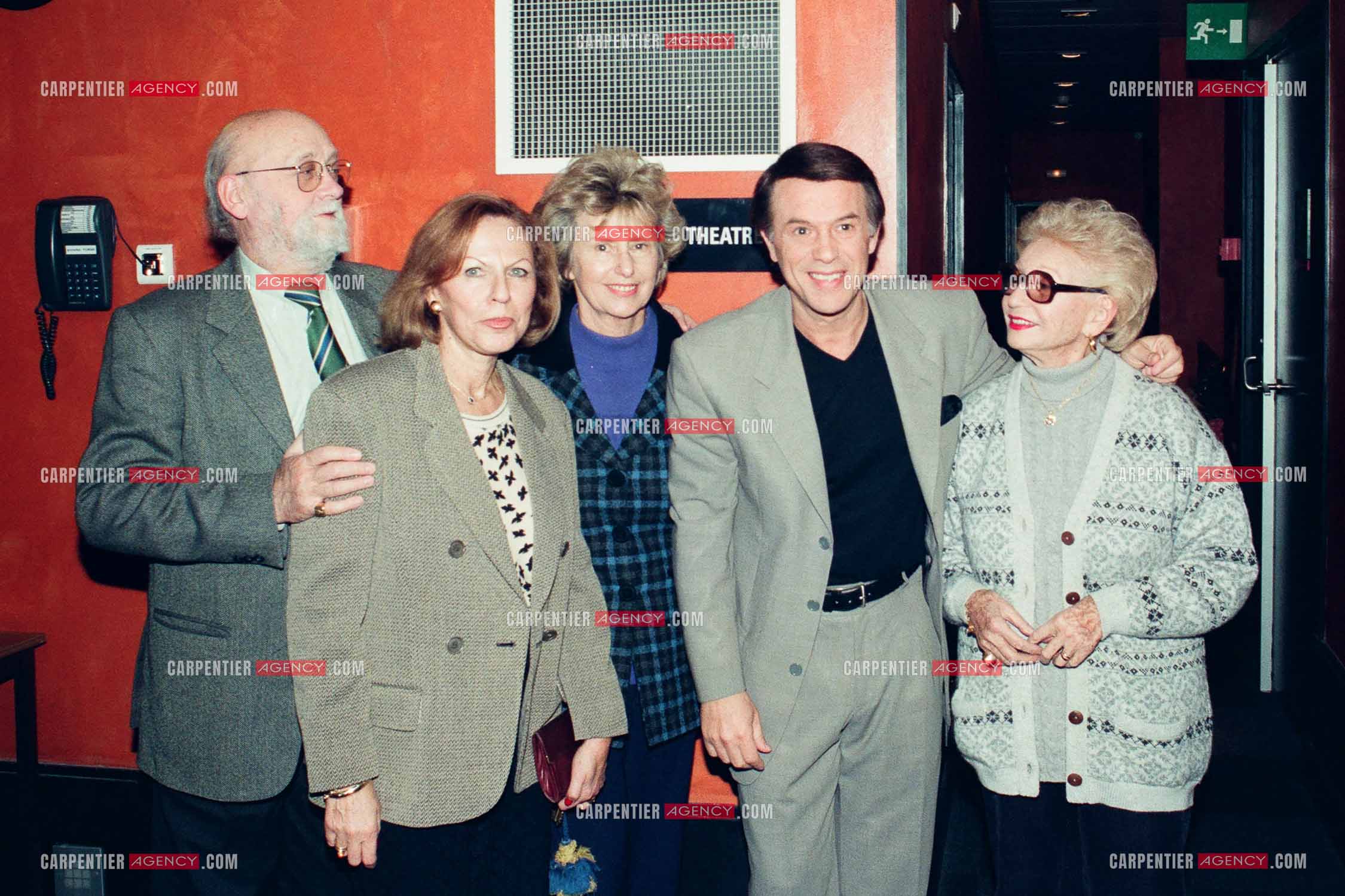 Le chanteur Salvatore Adamo lors de son Olympia en 1998. Salvatore fête son anniversaire pour ses 55 ans sur scène avec son public et dans les loges avec ses amis.Ici, autour de Salvatore,  Jean-Michel Boris, Patricia Coquatrix, Monique Le Marcis et Paulette Coquatrix.