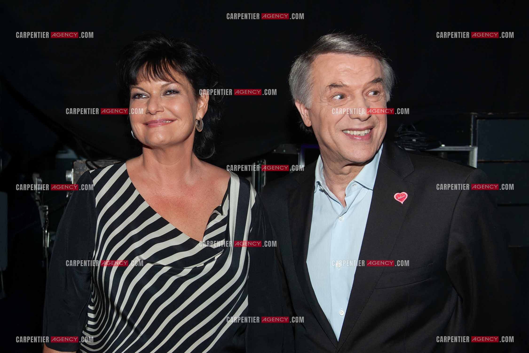 Le chanteur Salvatore Adamo et son amie la chanteuse Maurane lors du Télé Vie à Bruxelles en 2011.  ( Exclusif )