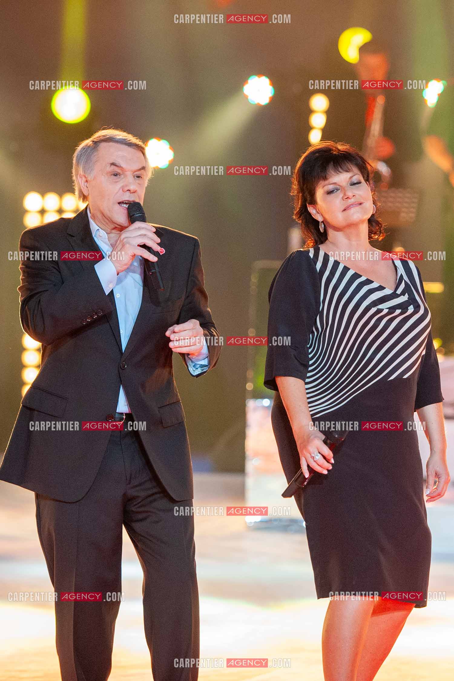 Le chanteur Salvatore Adamo et son amie la chanteuse Maurane lors du Télé Vie à Bruxelles en 2011.