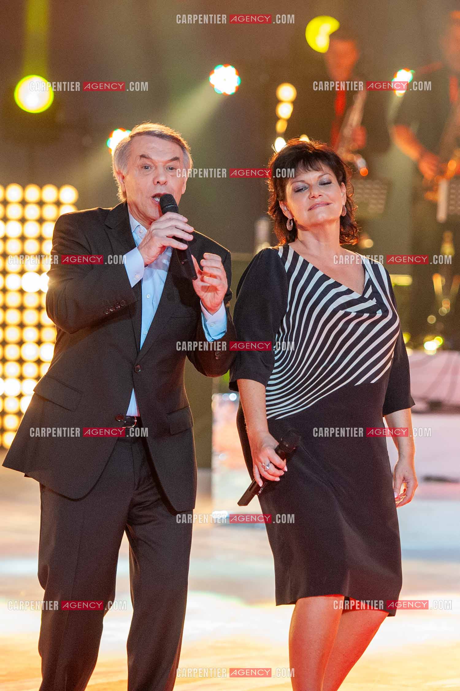 Le chanteur Salvatore Adamo et son amie la chanteuse Maurane lors du Télé Vie à Bruxelles en 2011.