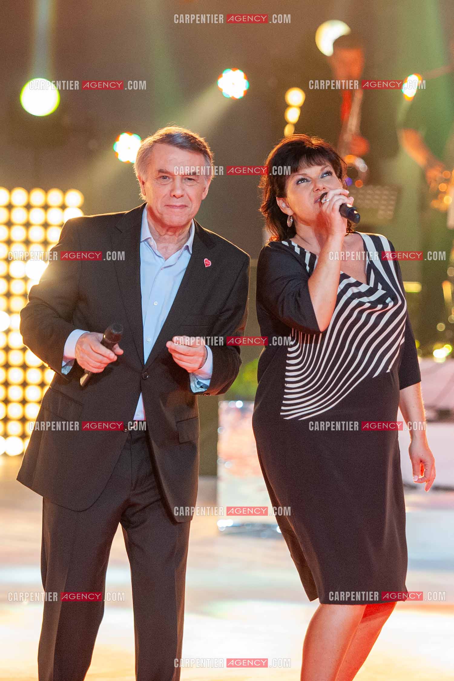 Le chanteur Salvatore Adamo et son amie la chanteuse Maurane lors du Télé Vie à Bruxelles en 2011.