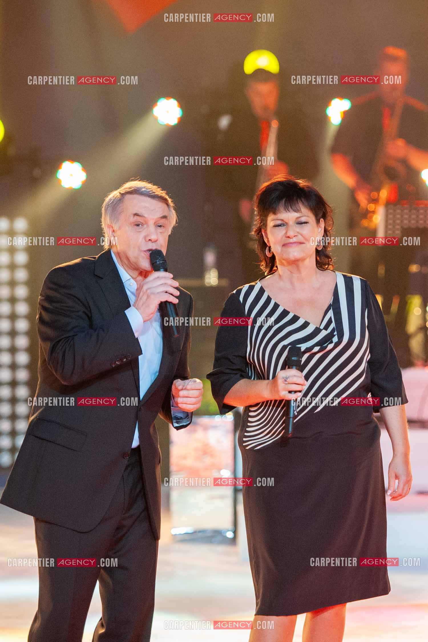 Le chanteur Salvatore Adamo et son amie la chanteuse Maurane lors du Télé Vie à Bruxelles en 2011.